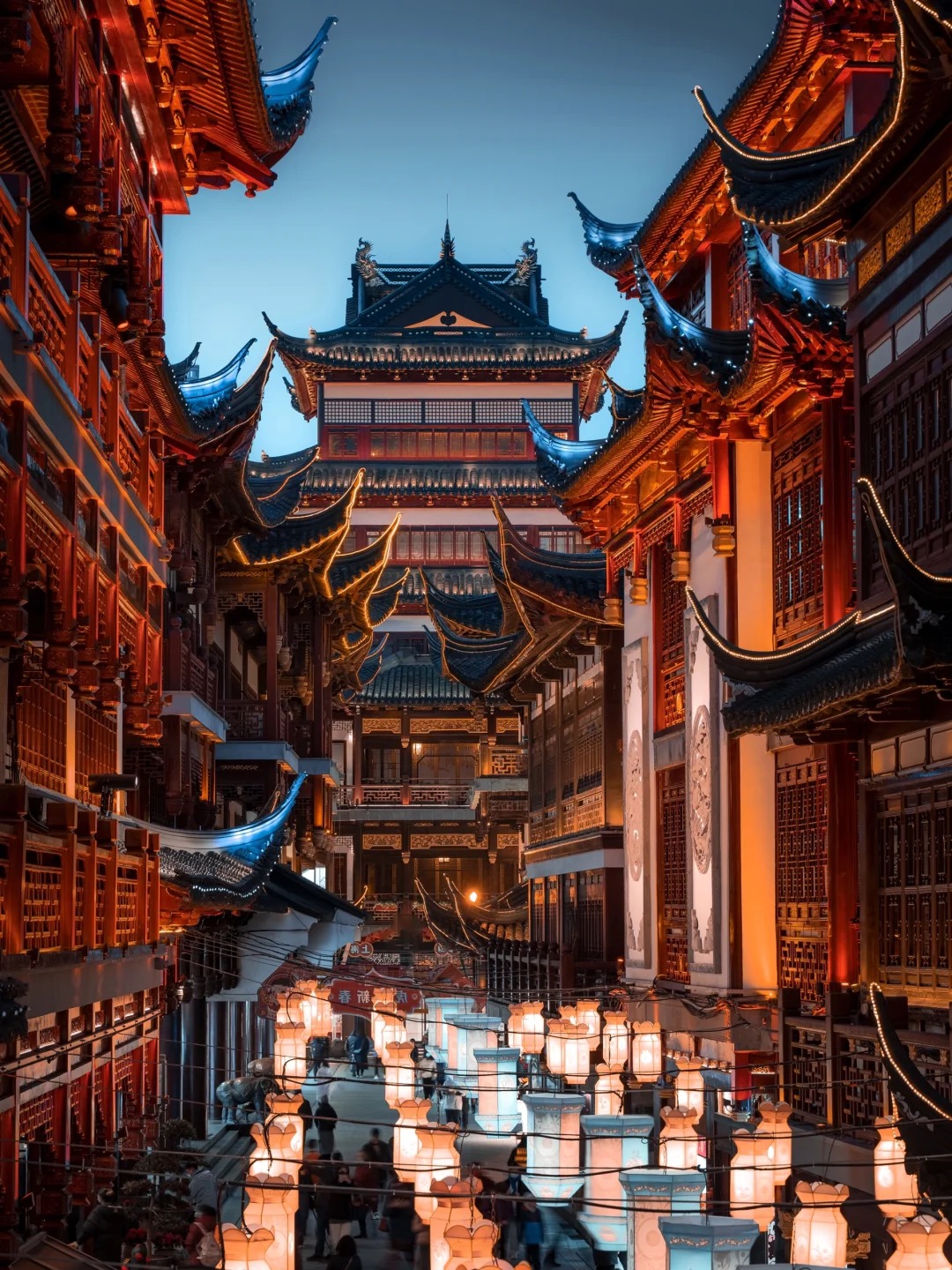 Yuyuan Garden với m&aacute;i ng&oacute;i cong truyền thống Trung Hoa.