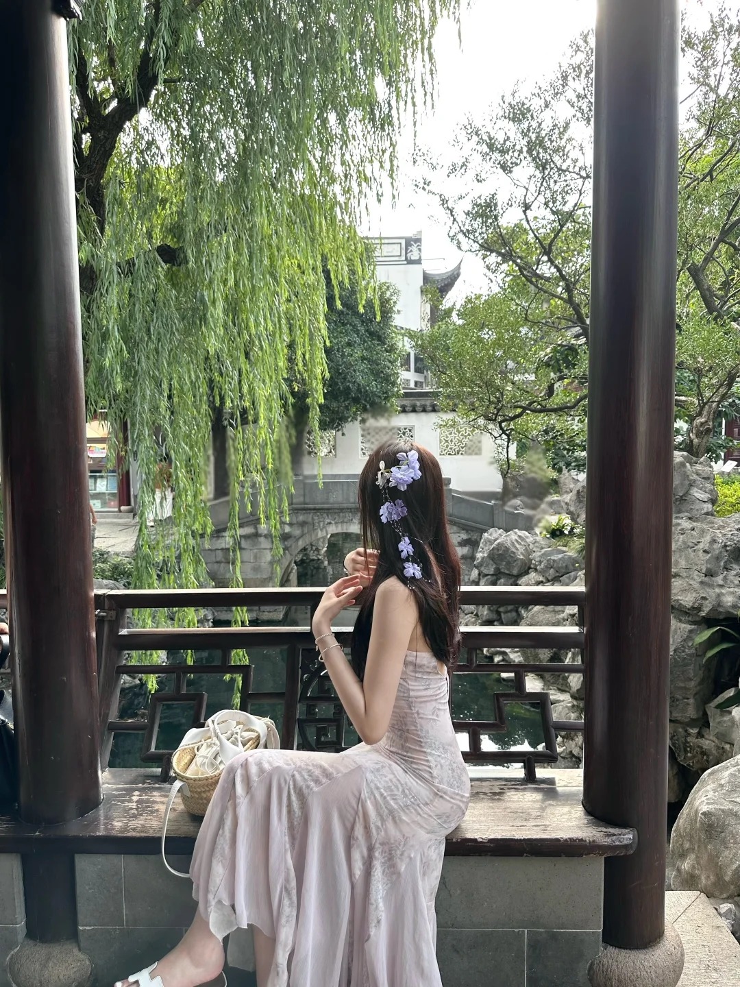Du kh&aacute;ch đi bộ trong Yuyuan Garden, check in c&ugrave;ng C&acirc;y xanh rợp b&oacute;ng trong khu vườn cổ.