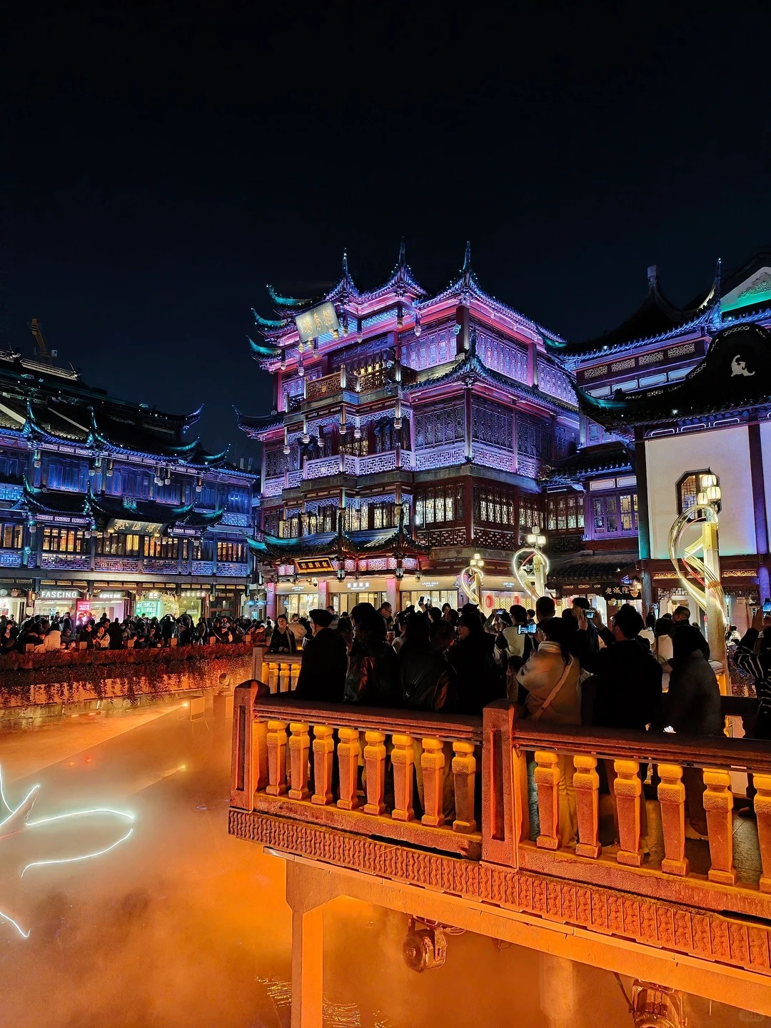 Yuyuan Garden bắt đầu l&ecirc;n đ&egrave;n v&agrave;o buổi tối 
