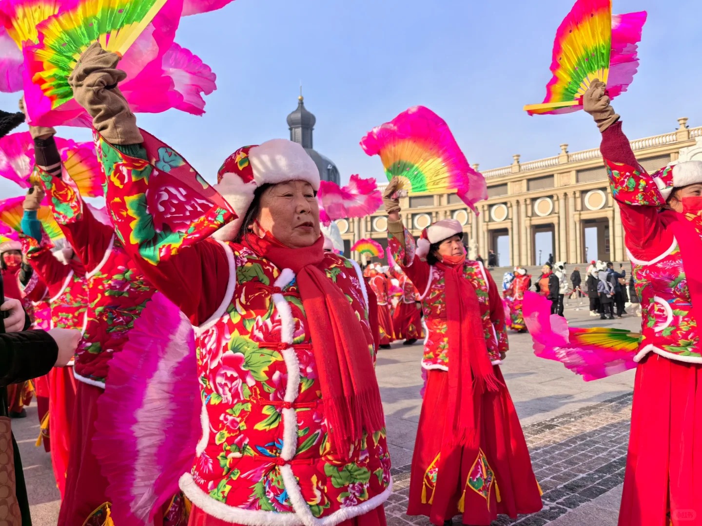 Đo&agrave;n m&uacute;a Dương ca Harbin với động t&aacute;c mạnh mẽ v&agrave; vui tươi