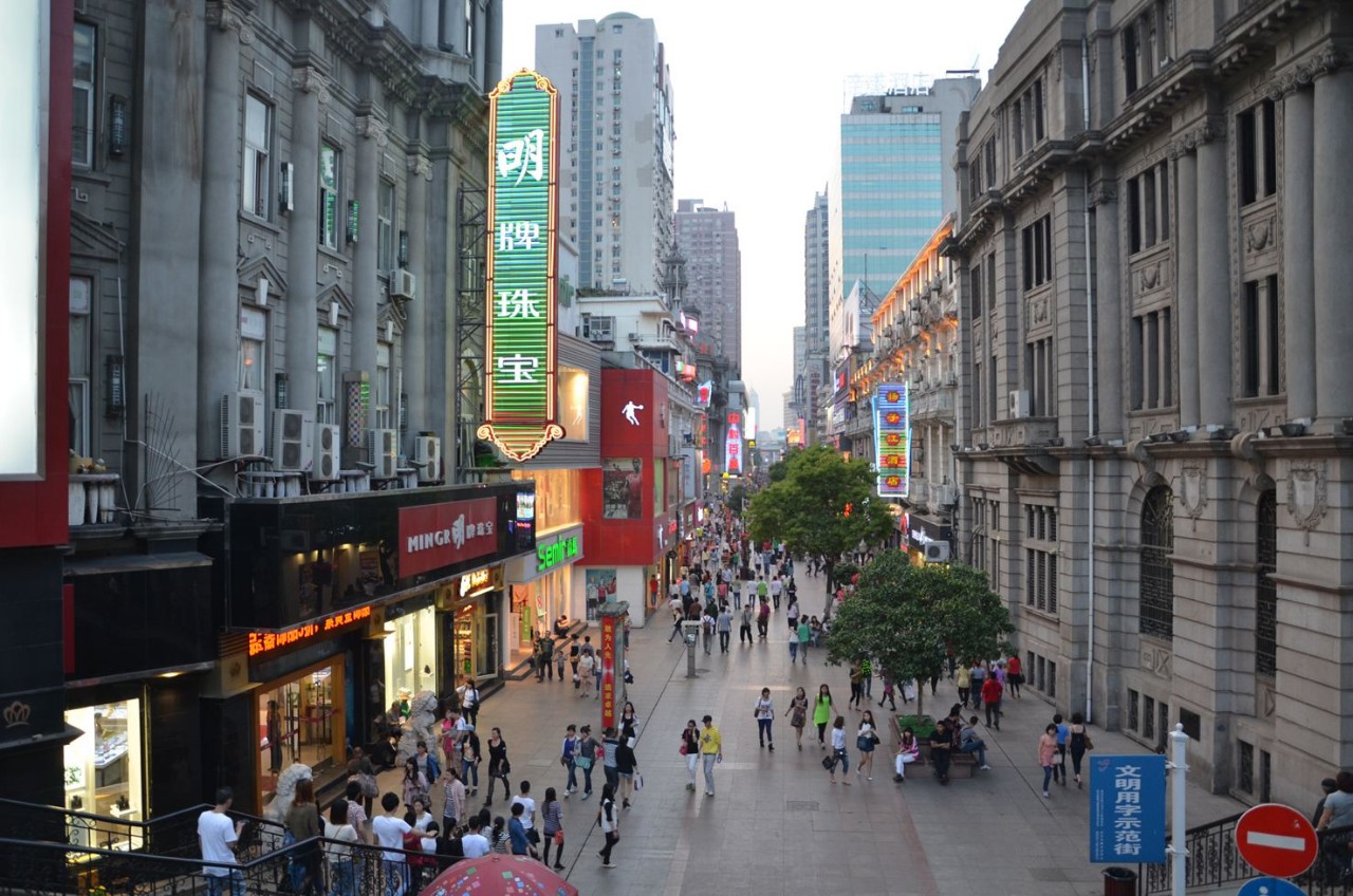 To&agrave;n cảnh Giang H&aacute;n Road với d&atilde;y nh&agrave; kiểu &Acirc;u.