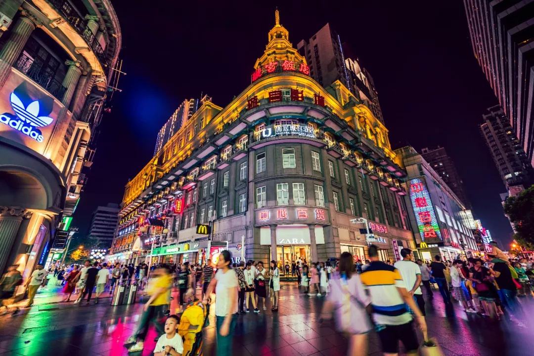Con đường Giang H&aacute;n l&aacute;t đ&aacute; rộng r&atilde;i trong phố.