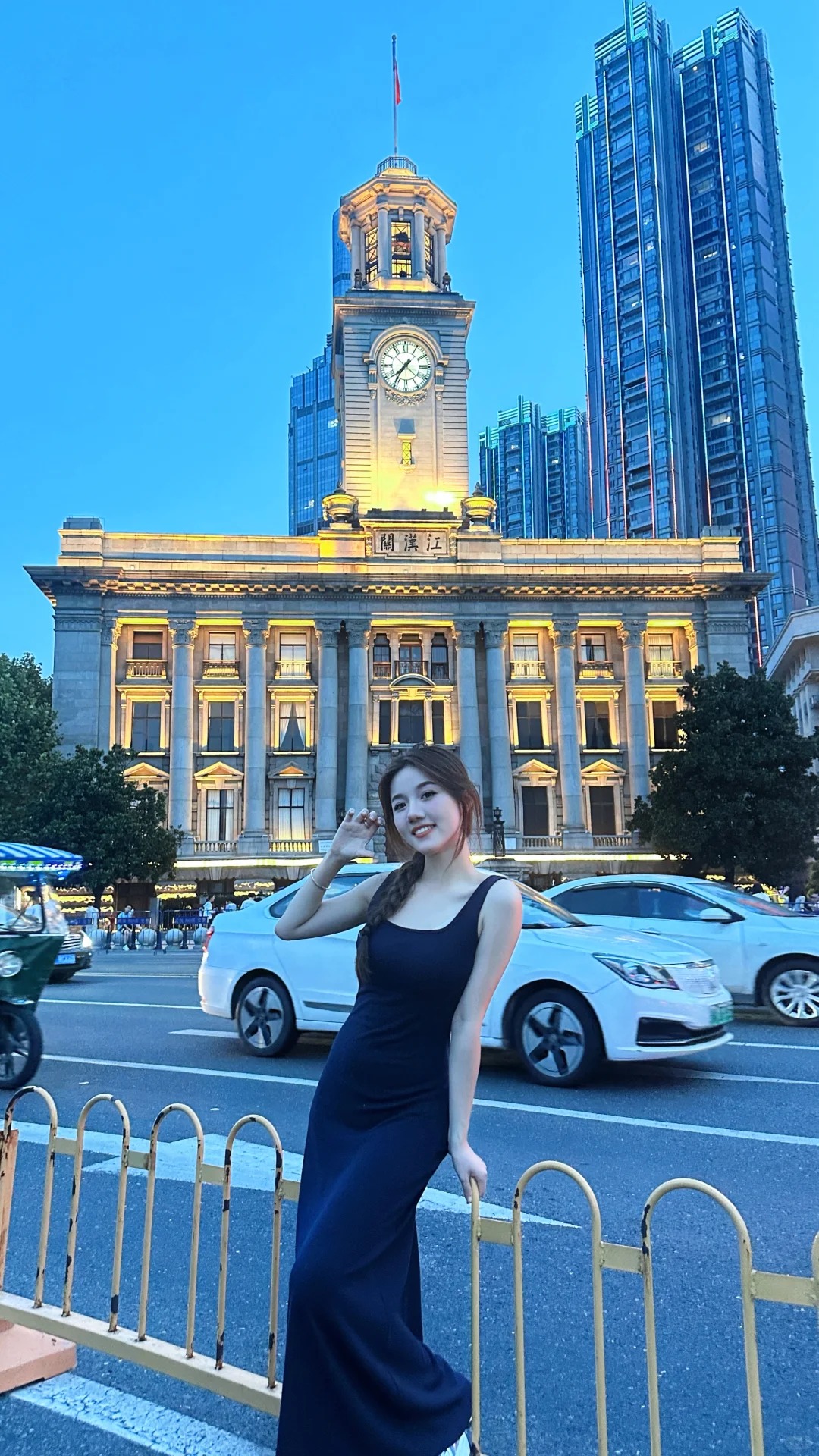 Du kh&aacute;ch chụp ảnh check-in trước th&aacute;p đồng hồ đường giang h&aacute;n
