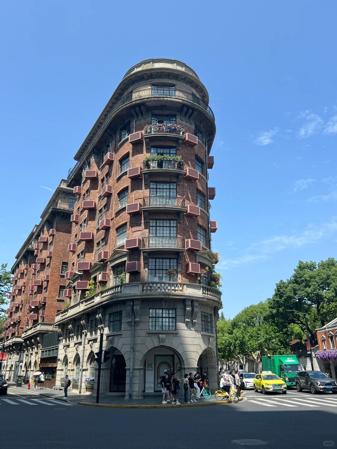 Tòa nhà Wukang Mansion phong cách Pháp cổ, nổi bật giữa ngã tư Vũ Khang Lộ.