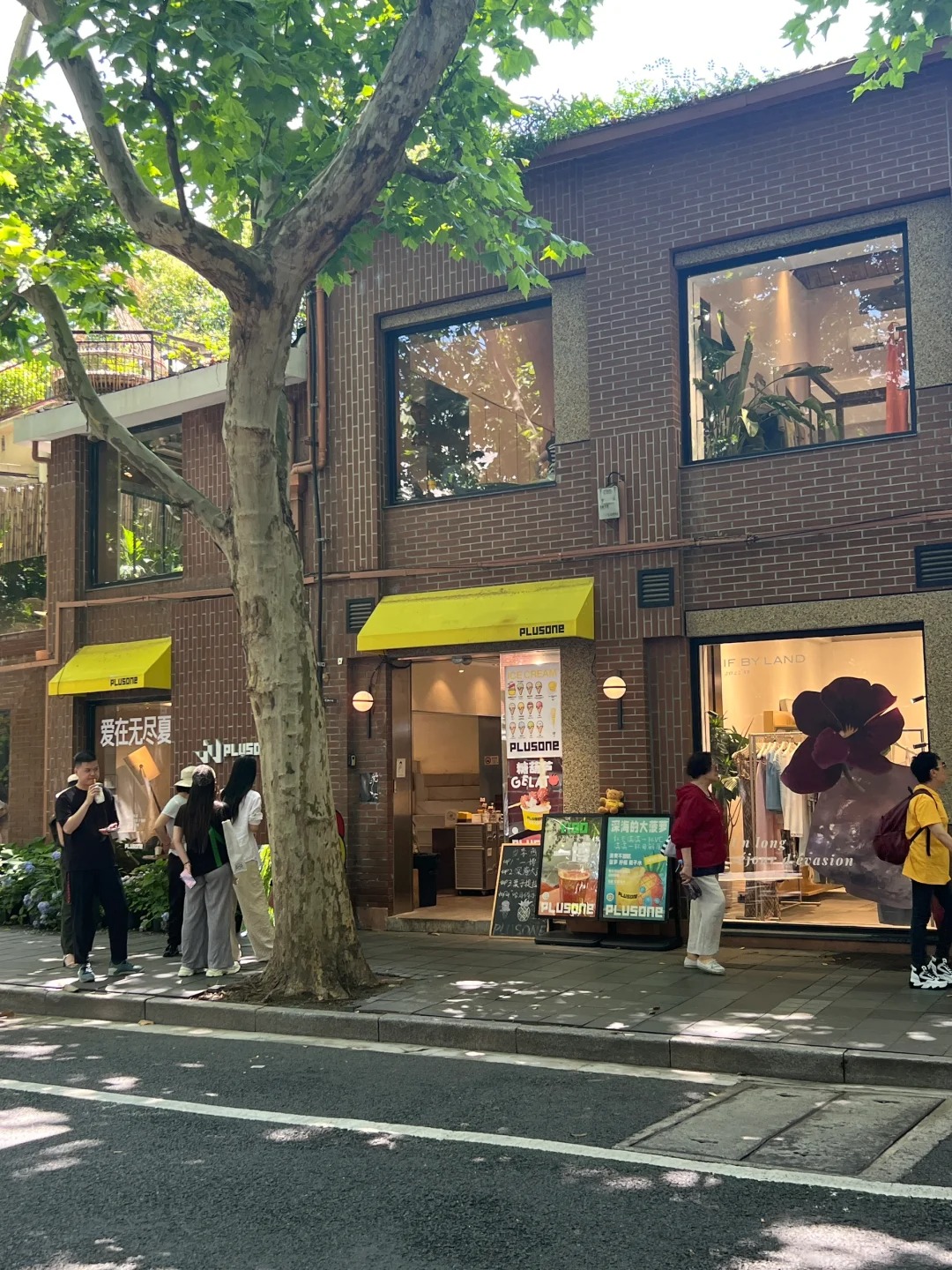 Du khách nước ngoài khám phá Wukang Road, tay cầm máy ảnh và bản đồ.