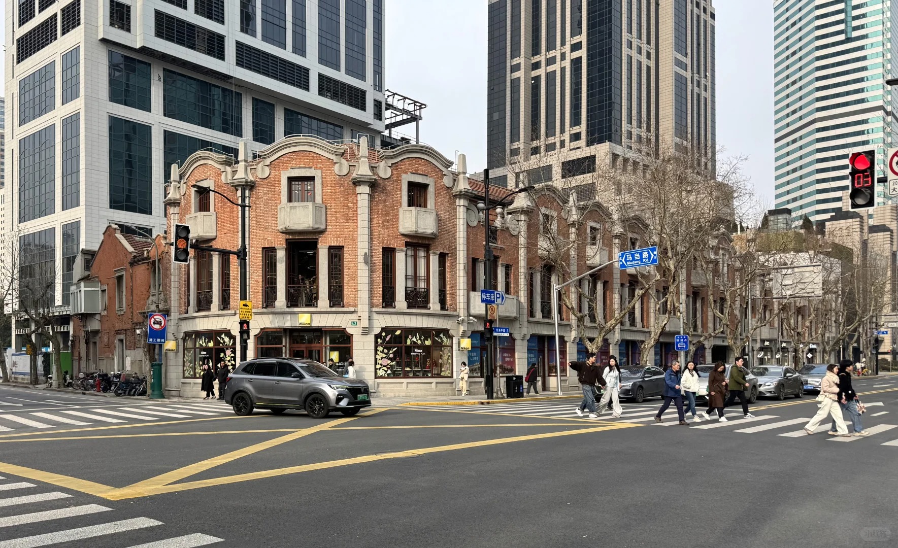 Người dân địa phương tản bộ dưới hàng cây, tận hưởng không khí cổ kính.