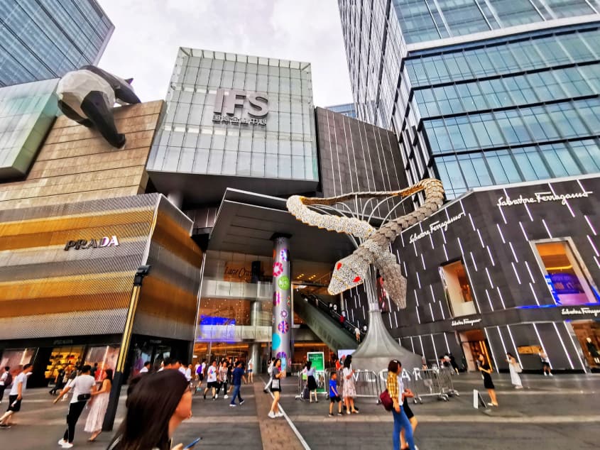 Trung t&acirc;m thương mại IHF hiện đại xen lẫn kiến tr&uacute;c cổ.