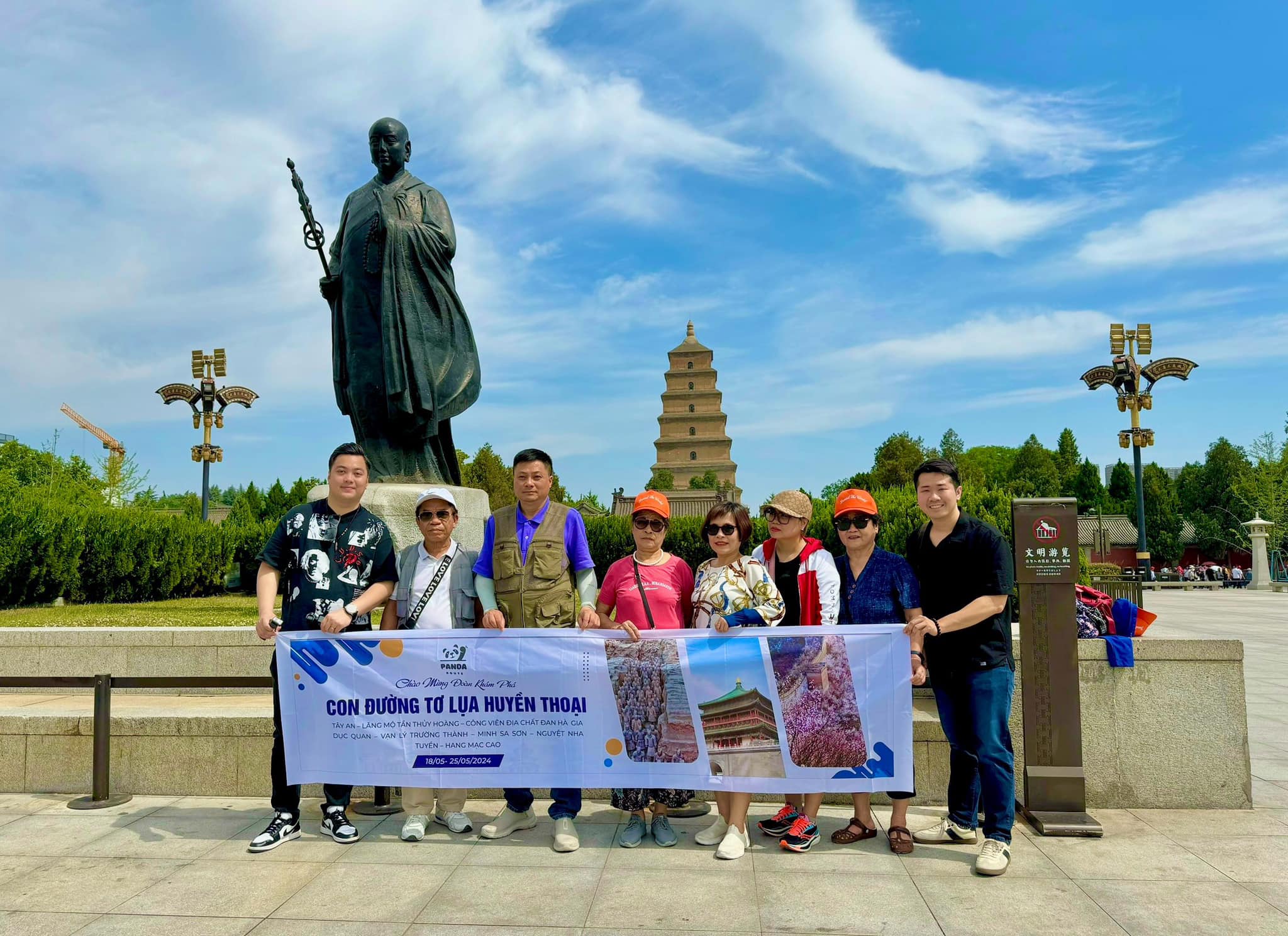 Du khách của Hanvina chụp ảnh check-in tại Đại Nhạn Tháp nổi tiếng.