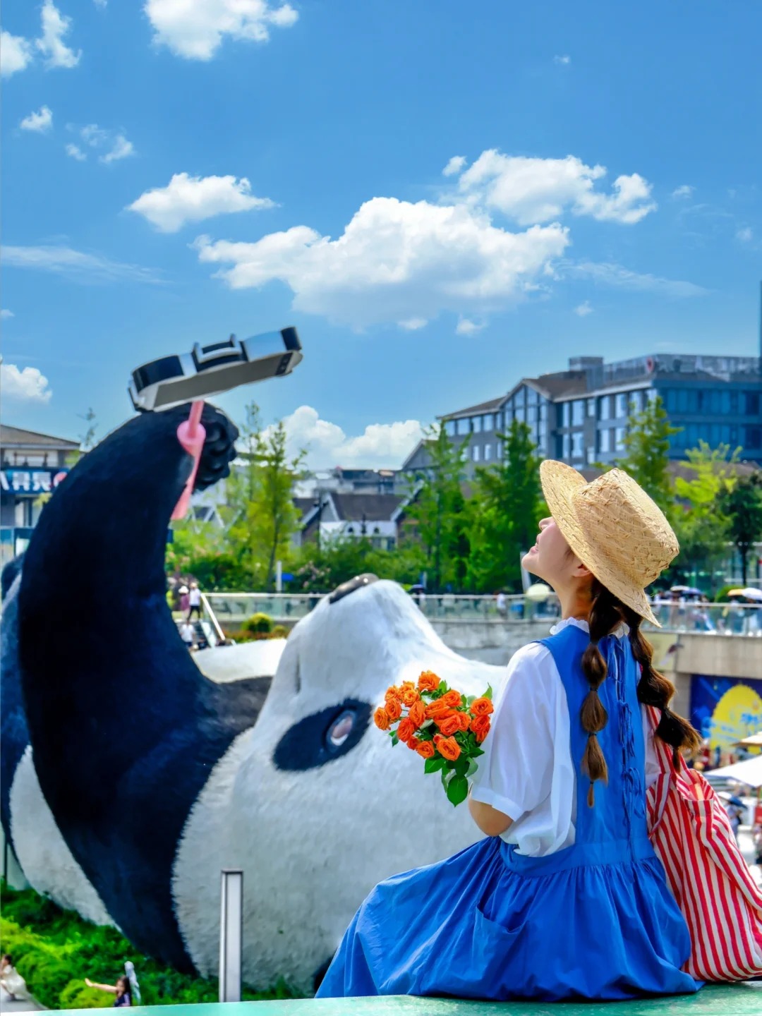 Du kh&aacute;ch chụp ảnh c&ugrave;ng gấu tr&uacute;c khổng lồ.