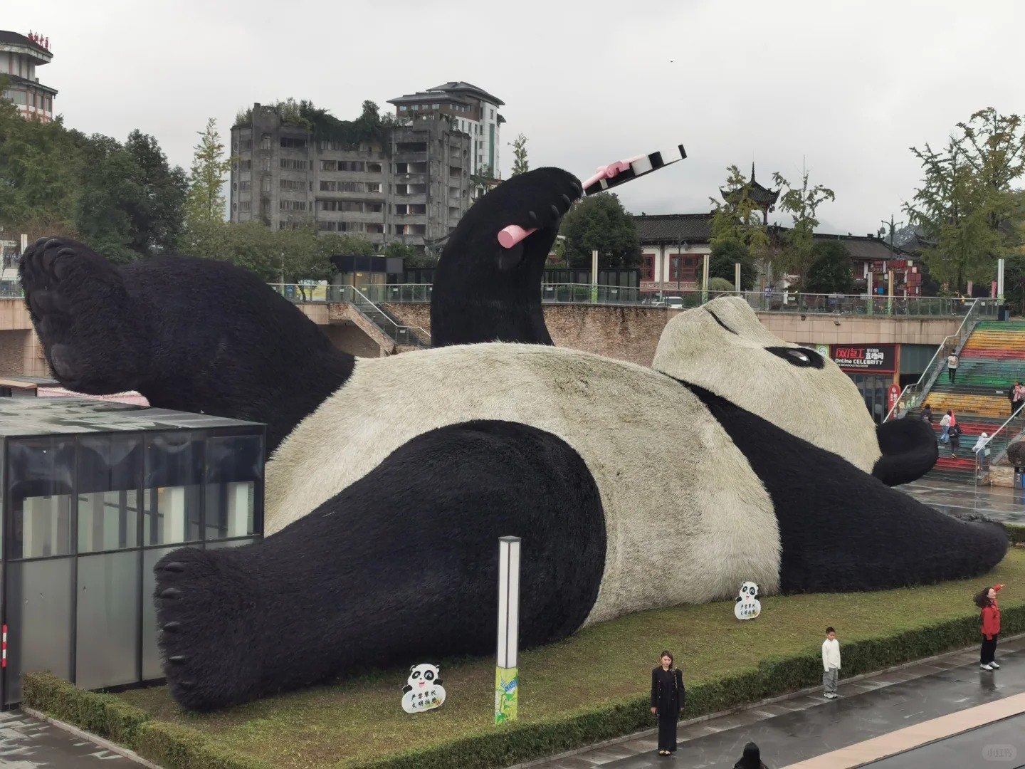 Gấu tr&uacute;c tạo d&aacute;ng chụp ảnh tại quảng trường Ngưỡng Thi&ecirc;n Oa