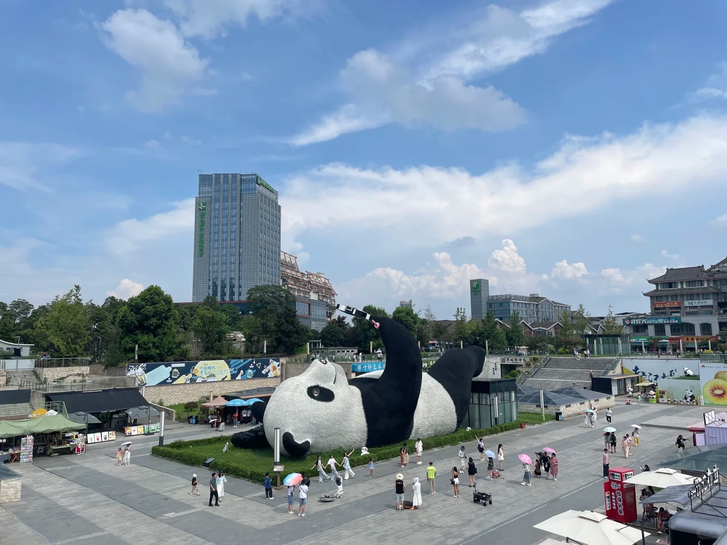 Quảng trường Ngưỡng Thi&ecirc;n Oa rộng lớn với gấu tr&uacute;c khổng lồ l&agrave; điểm nhấn