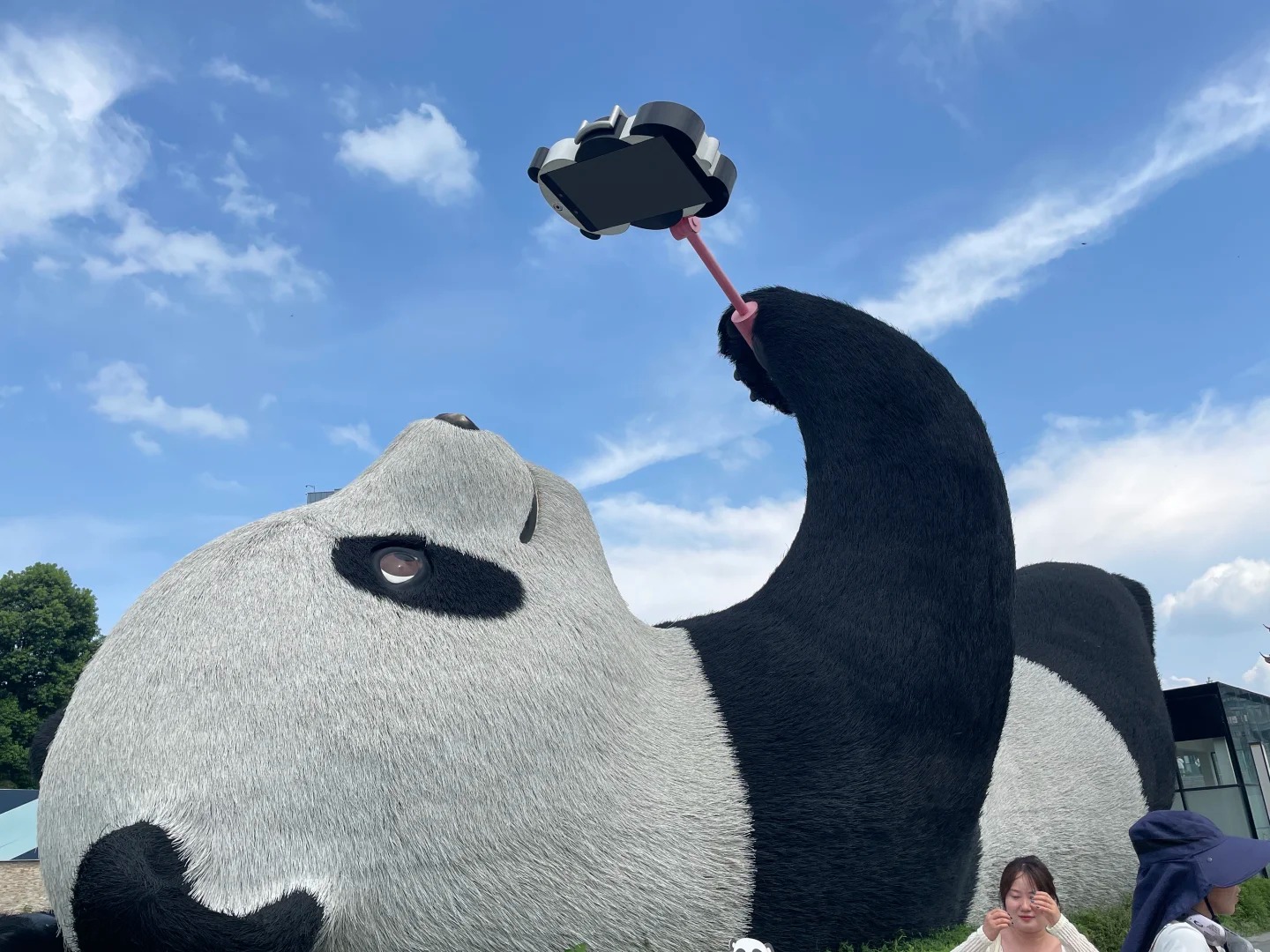 Gấu tr&uacute;c khổng lồ nằm thoải m&aacute;i cầm gậy selfie tại quảng trường Ngưỡng Thi&ecirc;n Oa