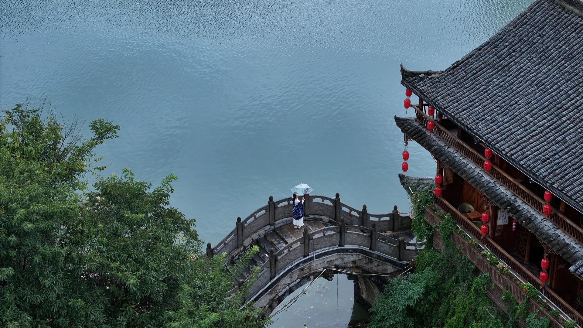 Du kh&aacute;ch chụp ảnh check-in tr&ecirc;n cầu đ&aacute; tại cổ trấn.