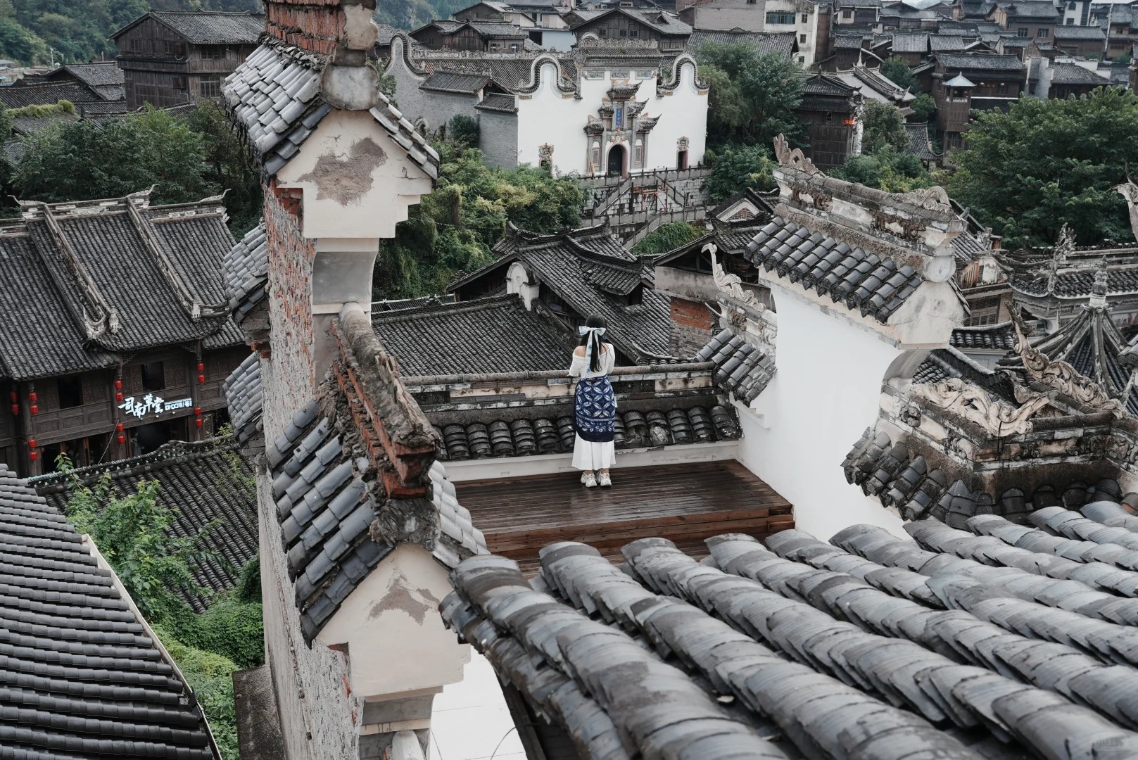 Nh&agrave; cổ m&aacute;i ng&oacute;i cong truyền thống tại Hạ Tư Cổ Trấn