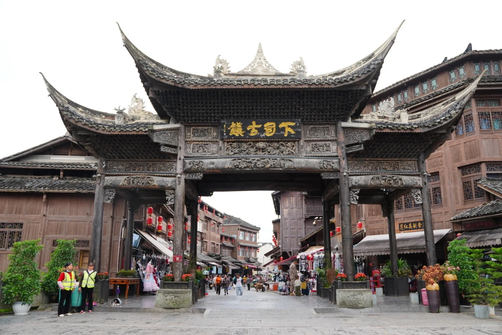 Cổng ch&agrave;o &ldquo;下司古镇&rdquo; khắc chữ nổi bật.