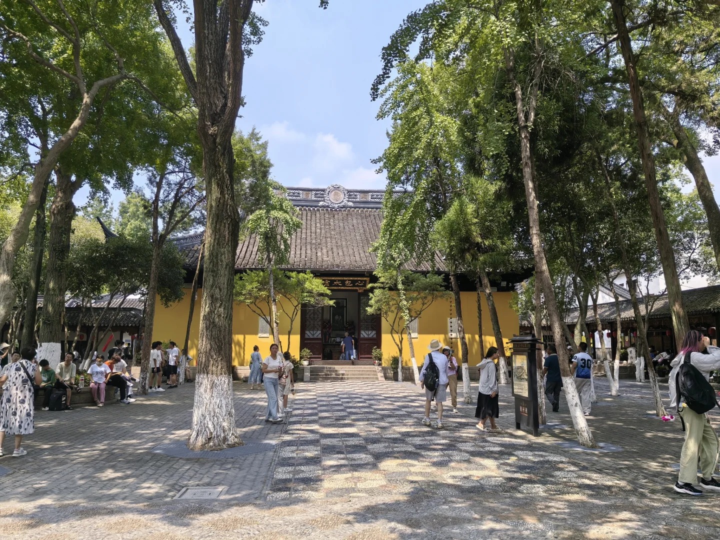 S&acirc;n ch&ugrave;a l&aacute;t đ&aacute; cổ k&iacute;nh, rợp b&oacute;ng c&acirc;y xanh.