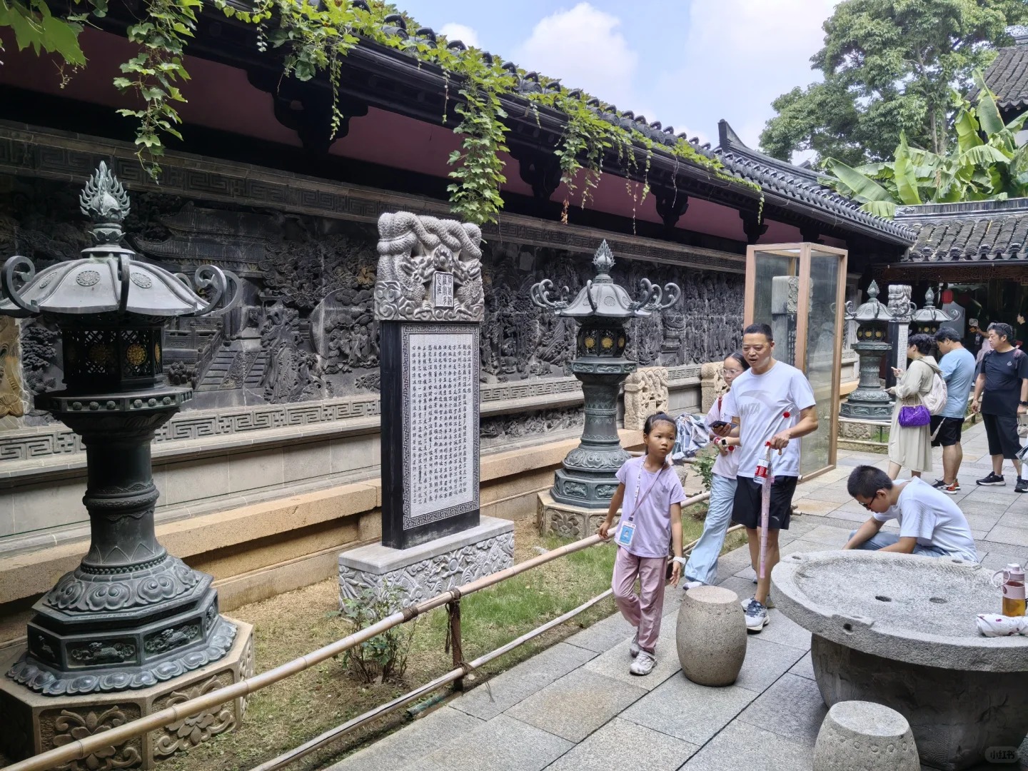 Bia đ&aacute; khắc thơ cổ đặt trong s&acirc;n ch&ugrave;a.