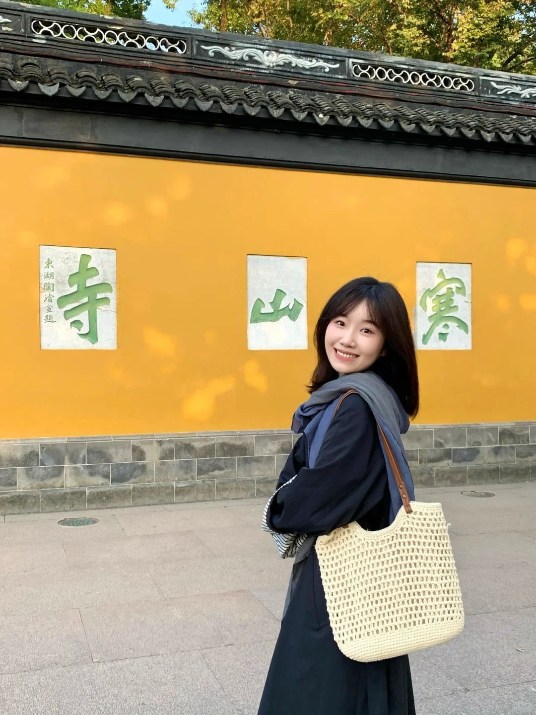 Du kh&aacute;ch check in g&oacute;c ảnh hot nhất H&agrave;n Sơn Tự ngay trước cổng ch&ugrave;a