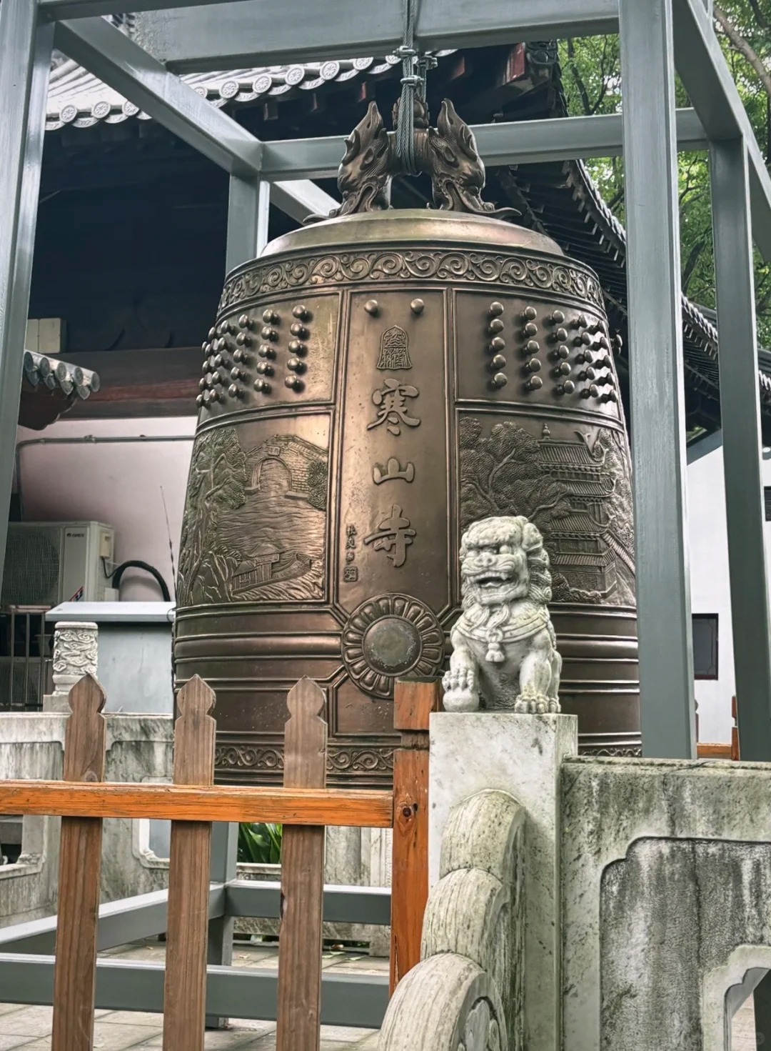 Chu&ocirc;ng đồng lớn treo trong th&aacute;p chu&ocirc;ng H&agrave;n Sơn Tự.