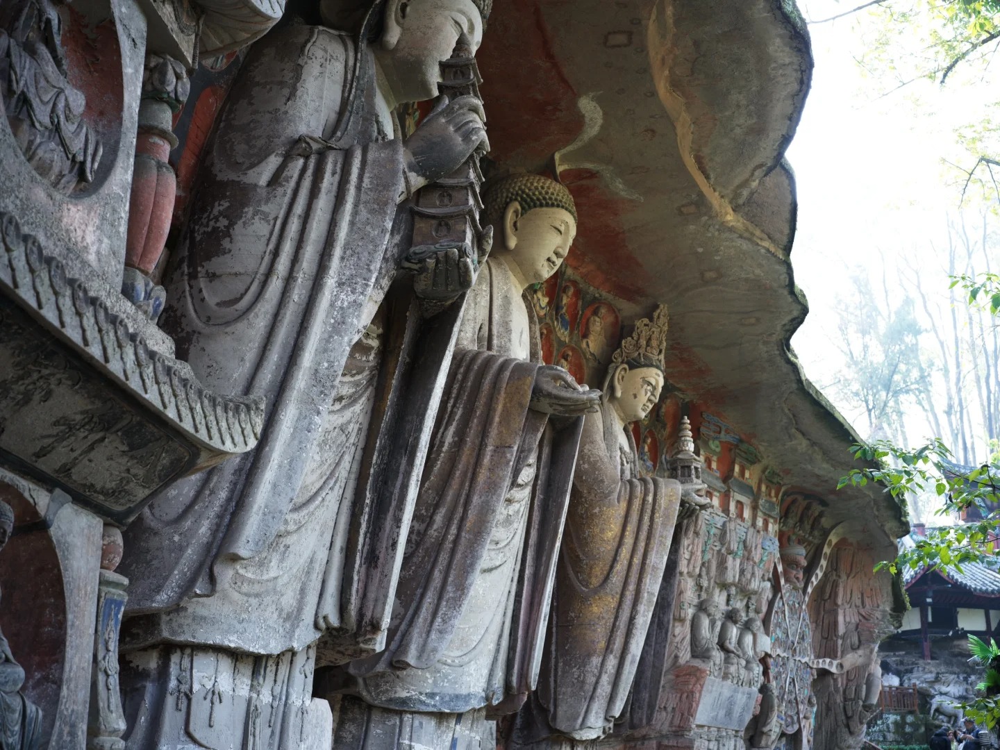 H&agrave;nh lang tượng đ&aacute; k&eacute;o d&agrave;i giữa n&uacute;i non kỳ vĩ, nơi lưu giữ c&acirc;u chuyện Phật gi&aacute;o qua từng đường n&eacute;t đ&aacute;.