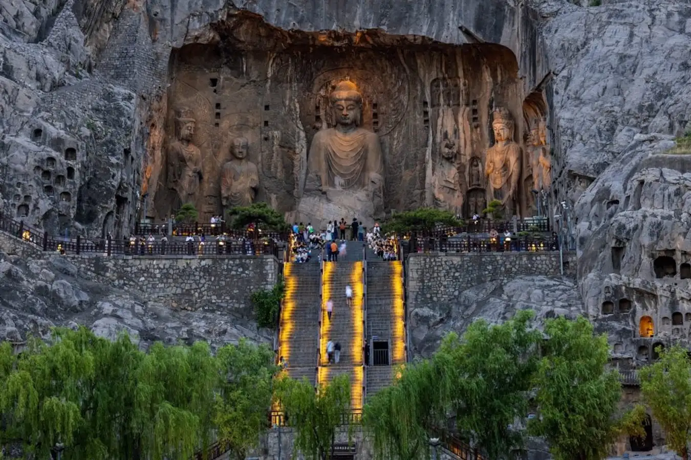 Hang đá Long Môn - quần thể tượng Phật đồ sộ được chạm khắc tinh xảo trên vách núi ven sông.
