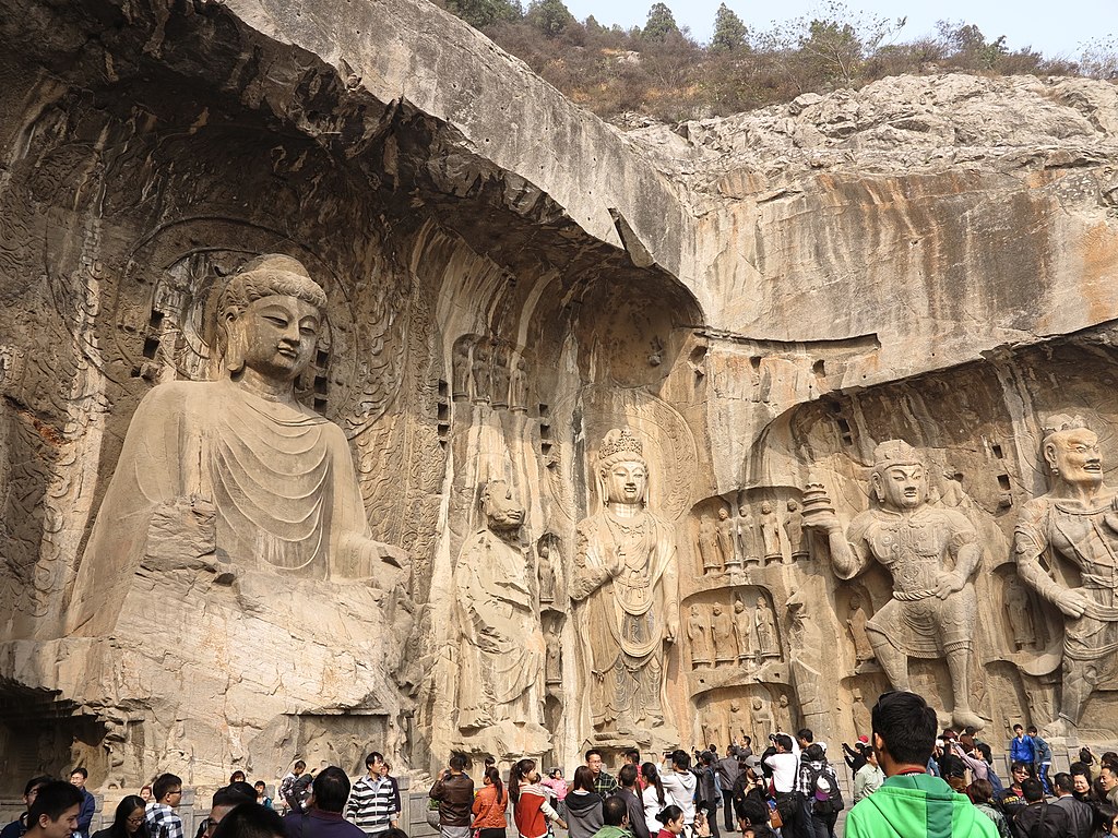Chiêm ngưỡng kiến trúc độc đáo của Hang Đá Long Môn, nơi lưu giữ tinh hoa nghệ thuật Phật giáo Trung Hoa.