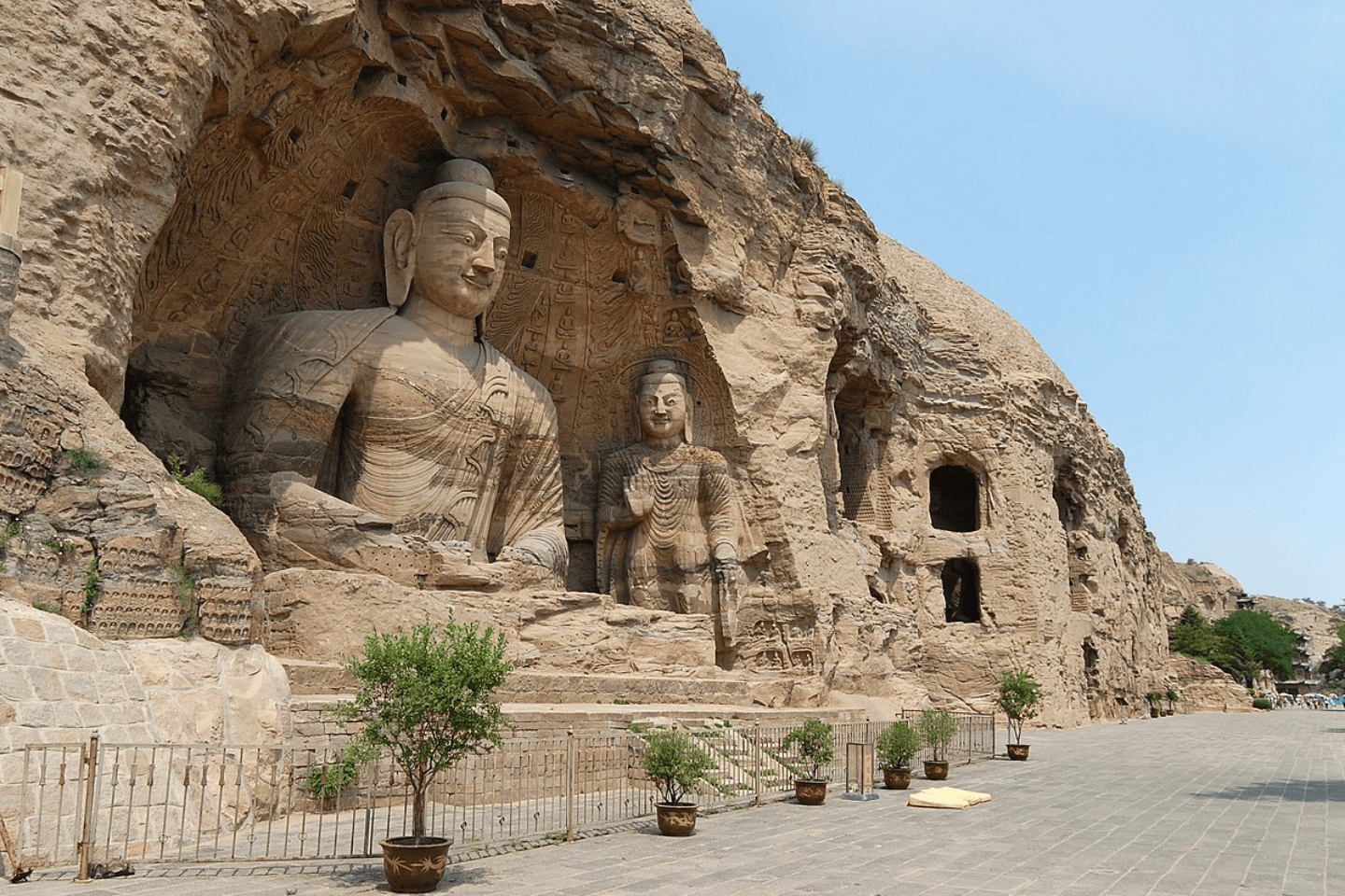 Hang đá Vân Cương - di sản văn hóa thế giới với hàng vạn bức tượng Phật ấn tượng trong các hang động.