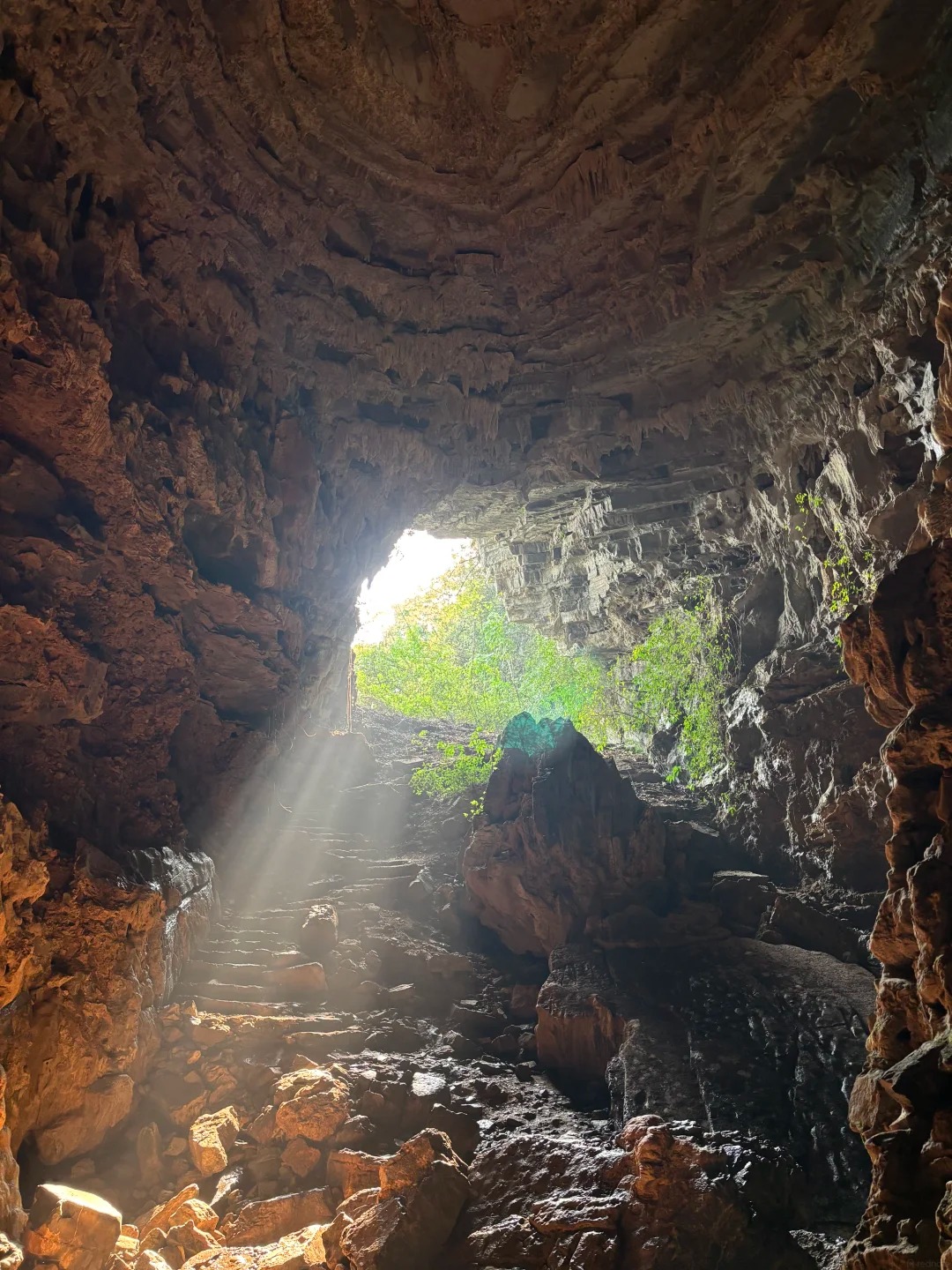 Cửa Hang Thủy Nguyệt Quế L&acirc;m lung linh &aacute;nh s&aacute;ng.