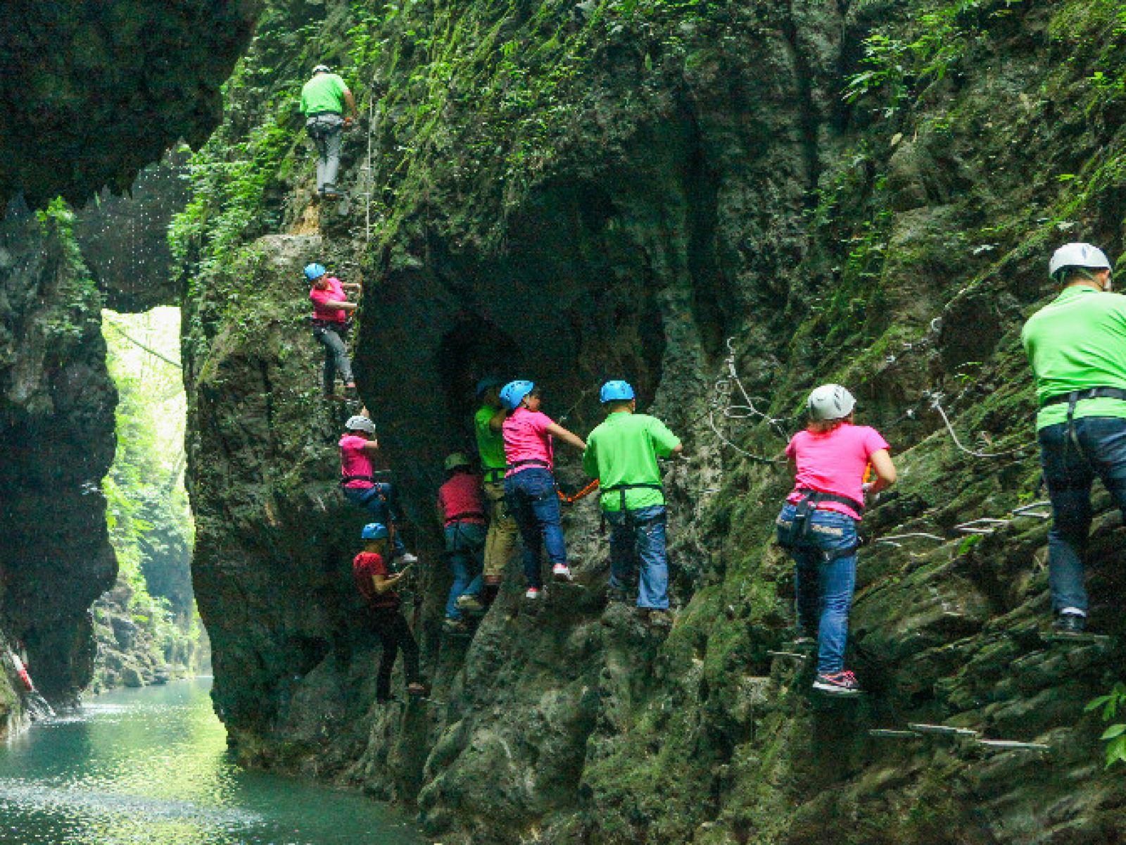 Kh&aacute;ch du lịch Hiệp Cốc Kim Đao trải nghiệm trekking độc đ&aacute;o.