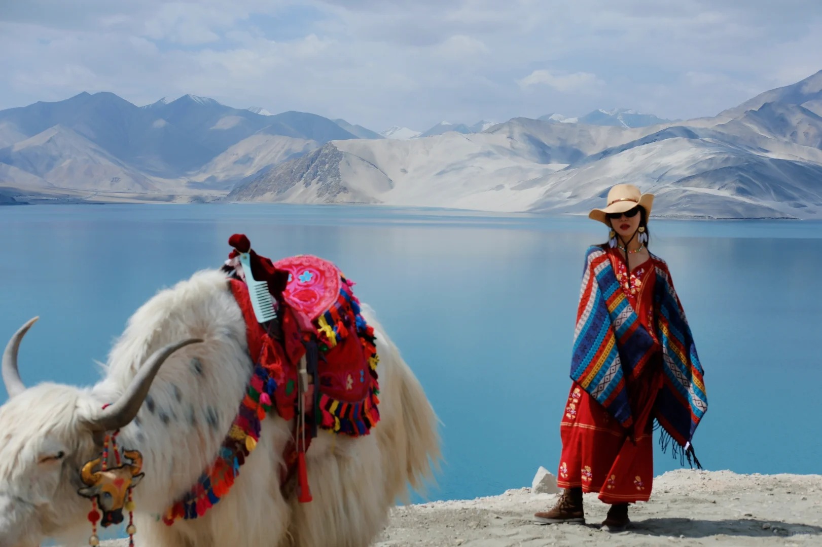 Du khách đứng bên hồ Baisha, tay dang rộng đón gió và ánh nắng.