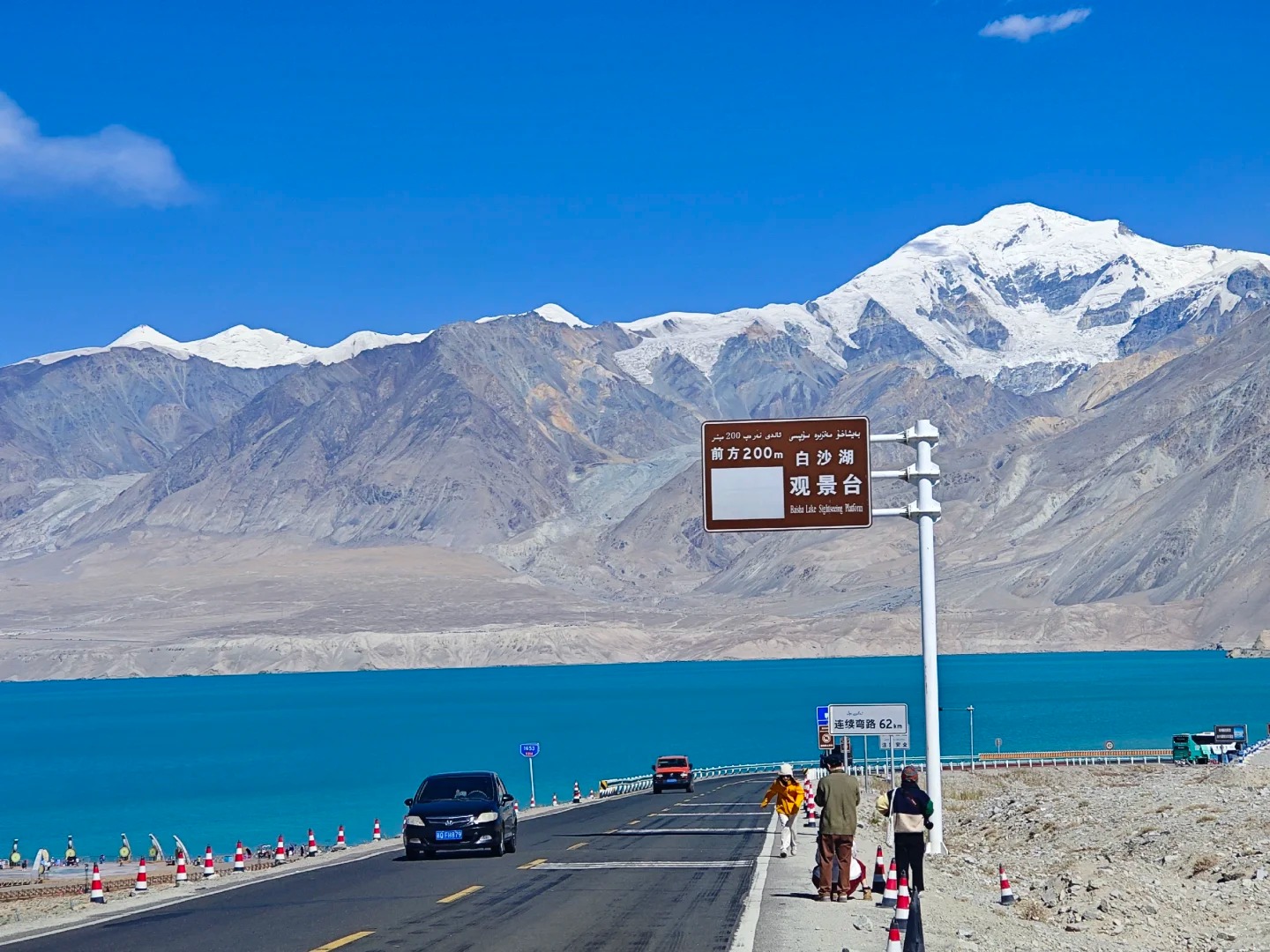 Trời xanh trong vắt, hồ Baisha hiện ra như viên ngọc giữa lòng sa mạc