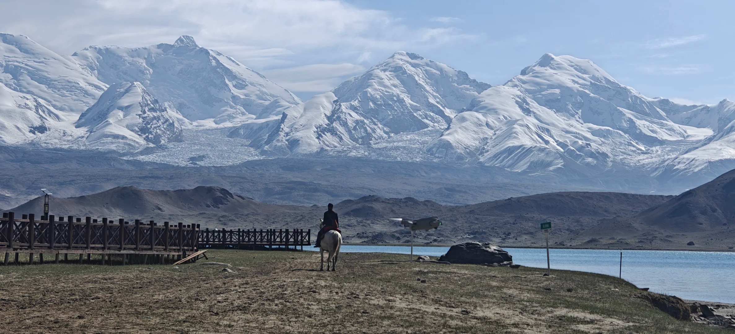 Trời xanh trong vắt, hồ Karakul hiện ra như viên ngọc giữa lòng Pamir.