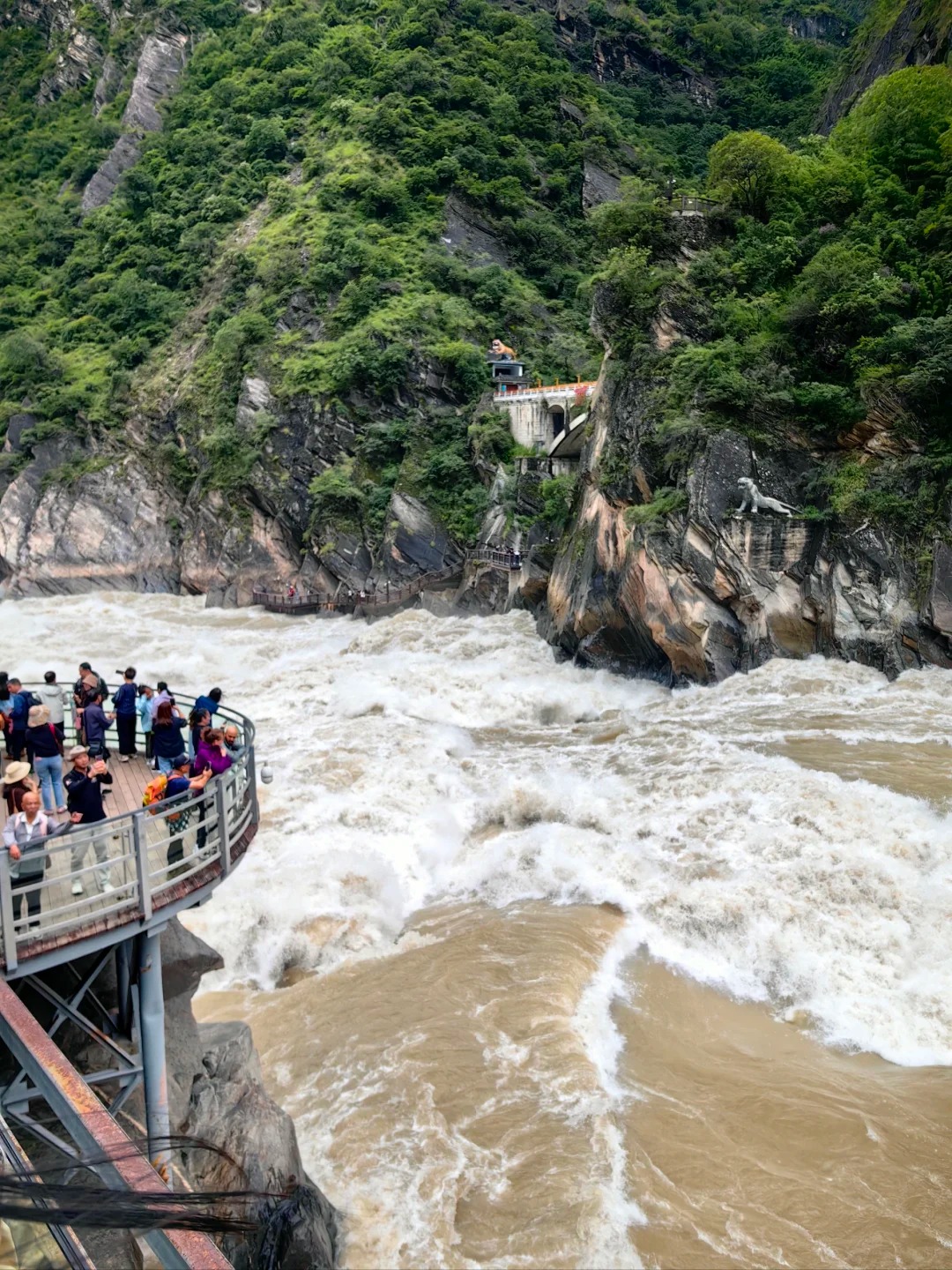 Nước sông chảy xiết trong Hổ Khiêu Hiệp.