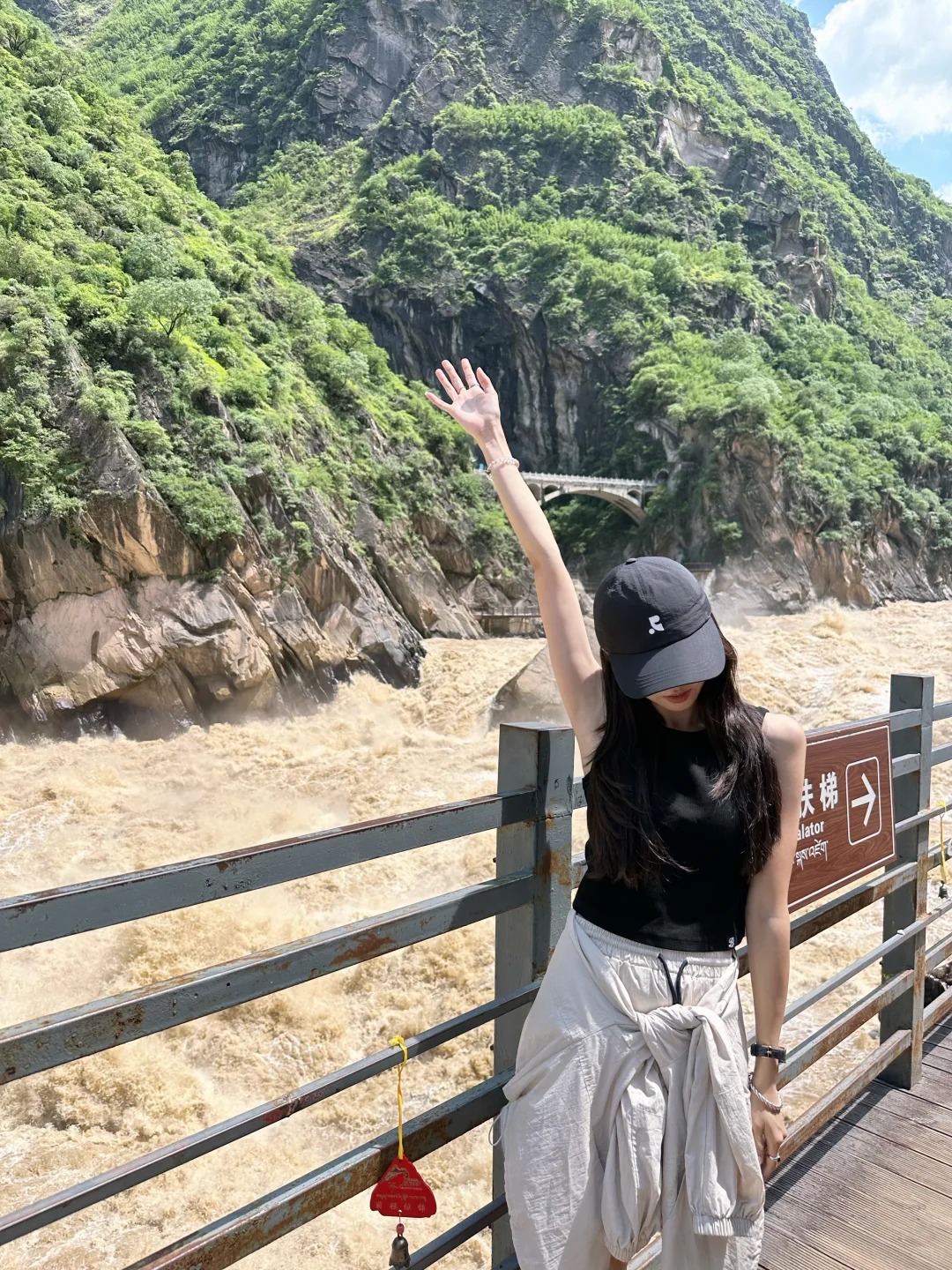 Du khách check-in bên bờ Hổ Khiêu Hiệp.