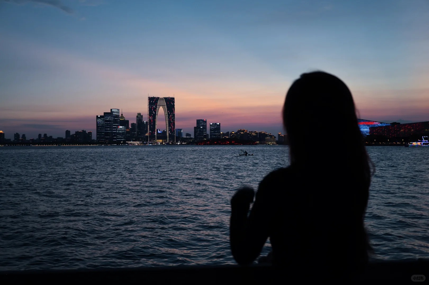 Hoàng hôn nhuộm vàng skyline và mặt hồ Jinji.