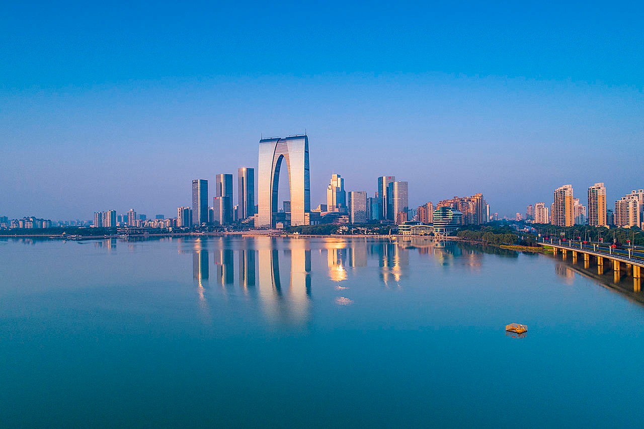Hồ Kim Kê rộng lớn, mặt nước phản chiếu ánh sáng thành phố.