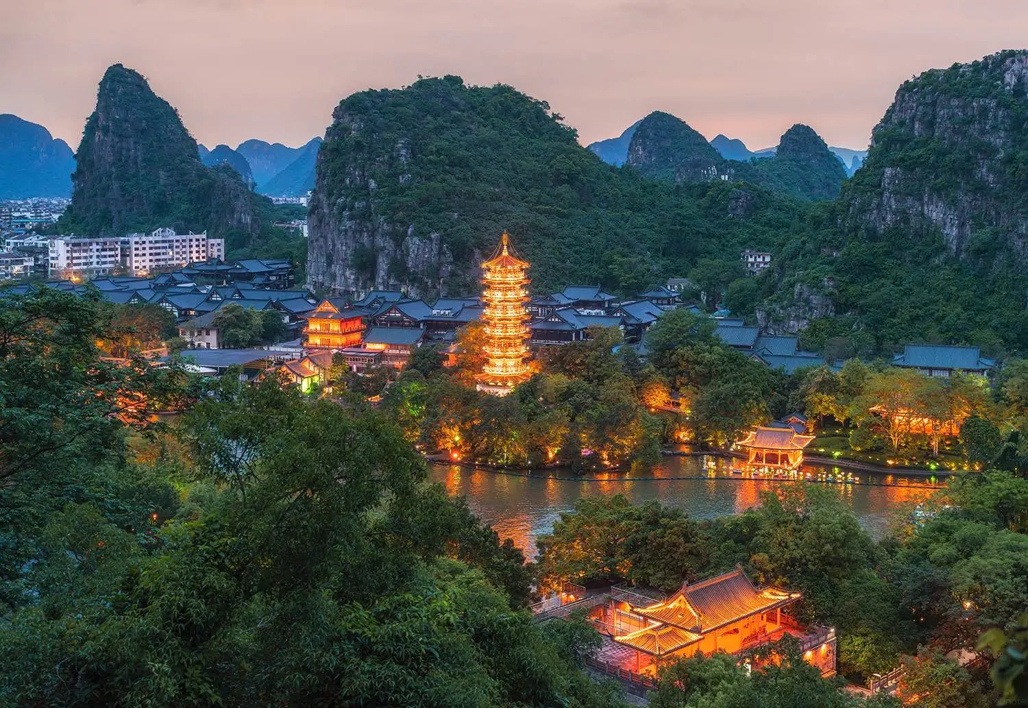Hồ Mộc Long lung linh ánh hoàng hôn.