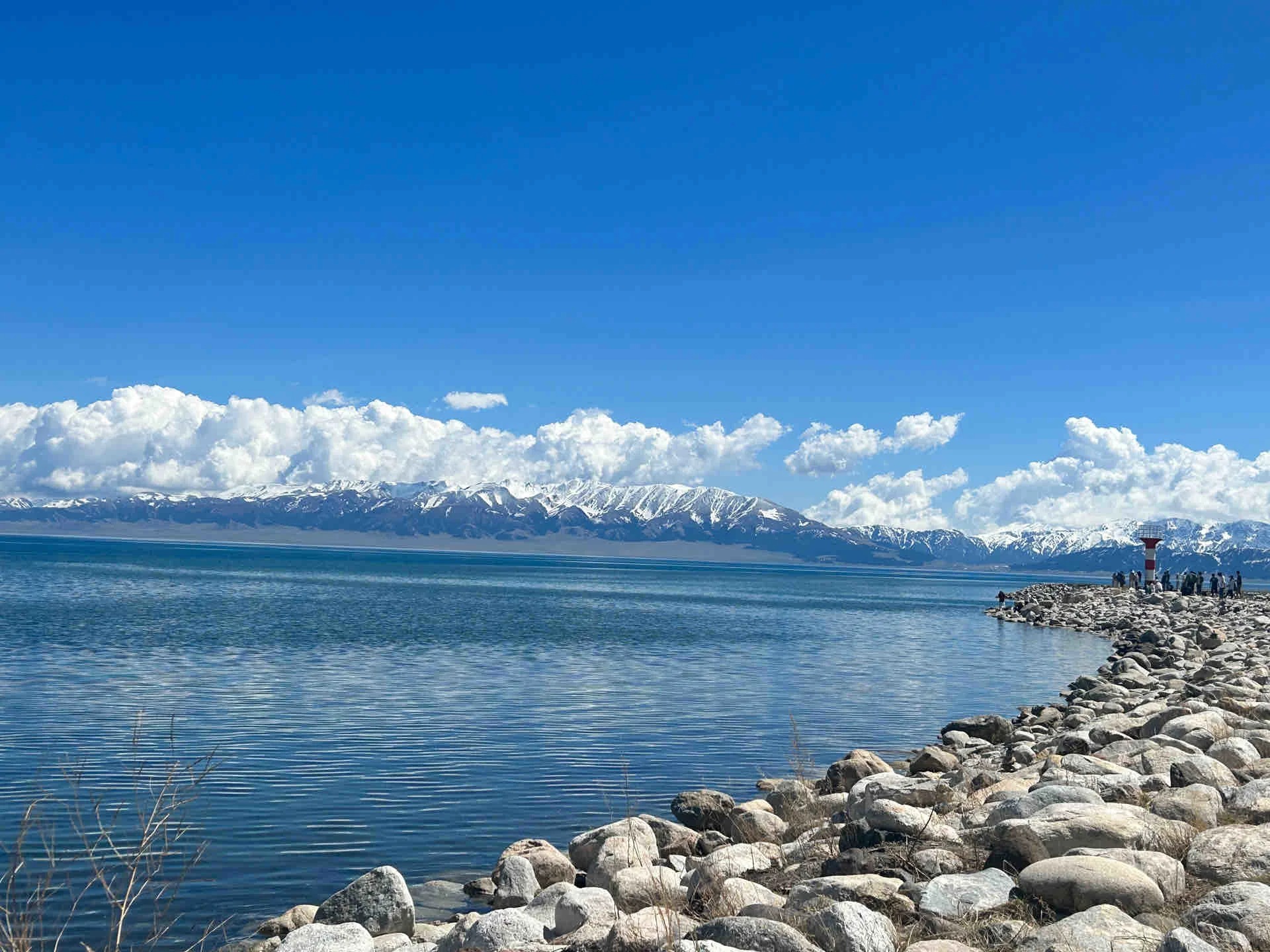 Hồ Sayram lấp lánh như gương soi dưới nắng giữa núi non trùng điệp.