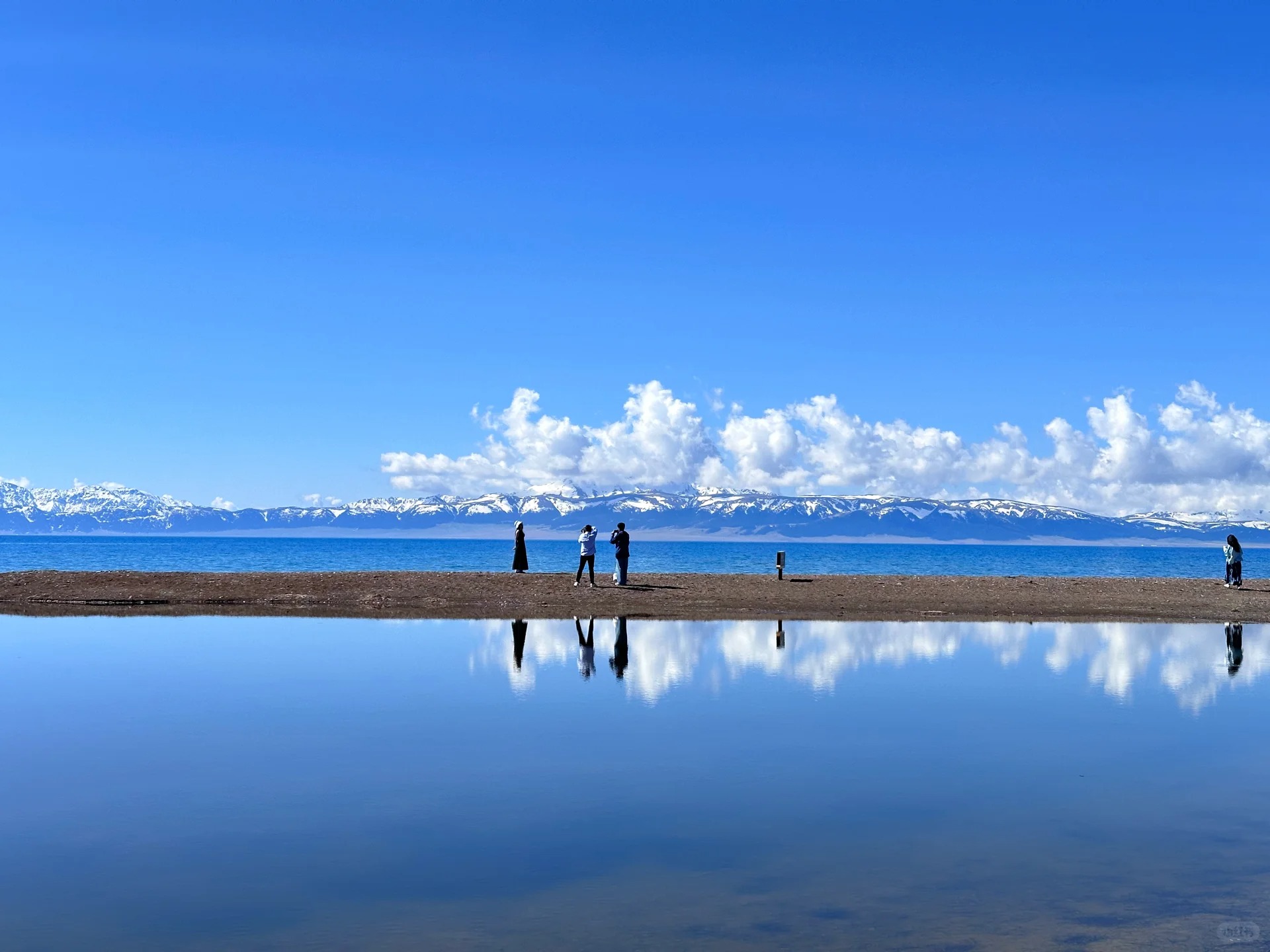 Hồ Sayram yên bình giữa rừng cây và núi đá Tân Cương.