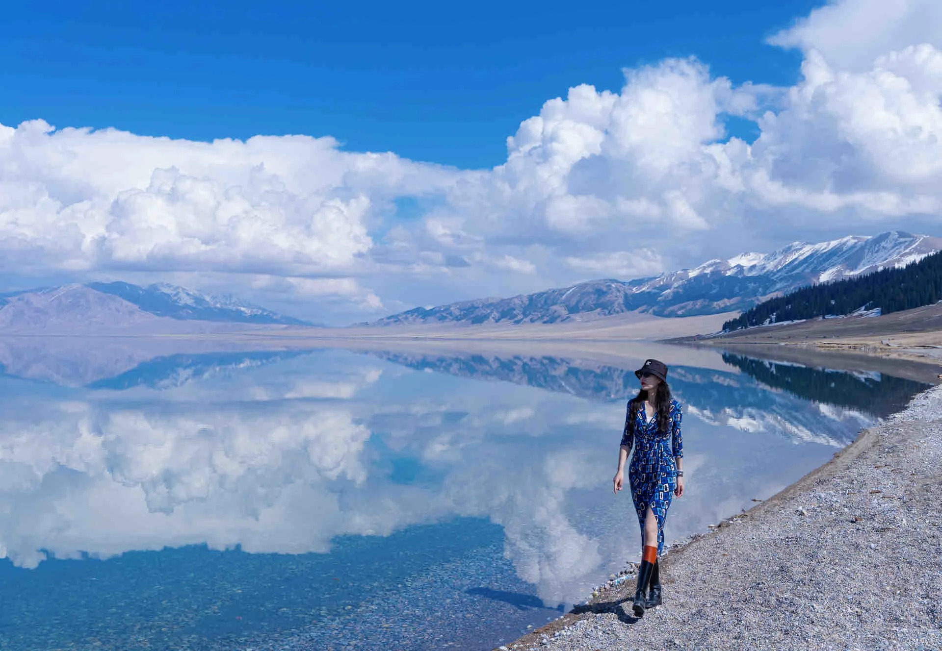 Check-in bên bờ hồ Sayram cùng mặt hồ xanh mướt.