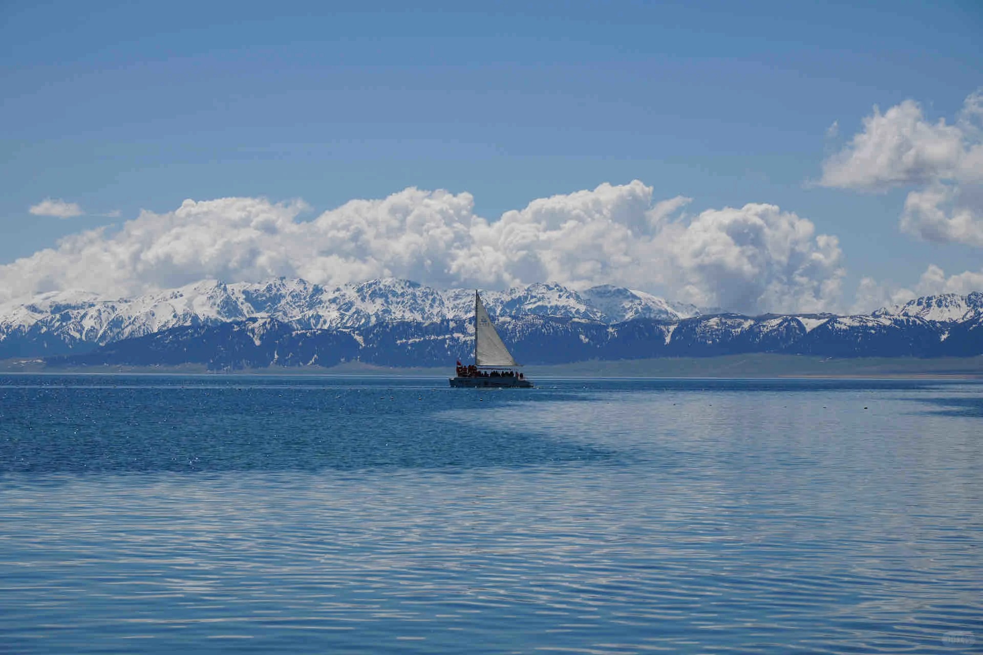 Cảnh sắc hồ Sayram hoang sơ nhưng nên thơ đến mê hoặc.