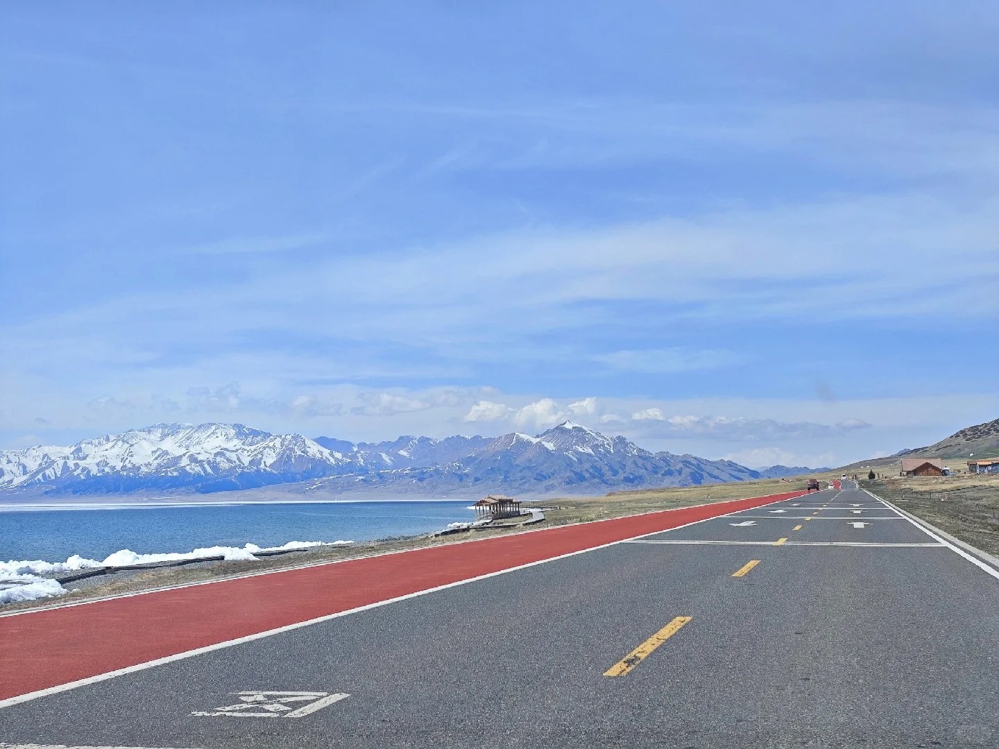 Dải đường ven hồ Sayram uốn lượn cùng màu xanh mát mắt của nước hồ.