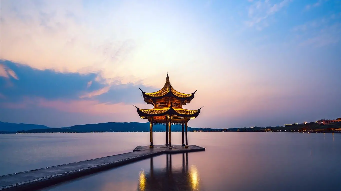 Tây Hồ Hàng Châu – viên ngọc xanh giữa lòng Trung Quốc, điểm đến lý tưởng trong Tour Trung Quốc của Hanvina Travel.