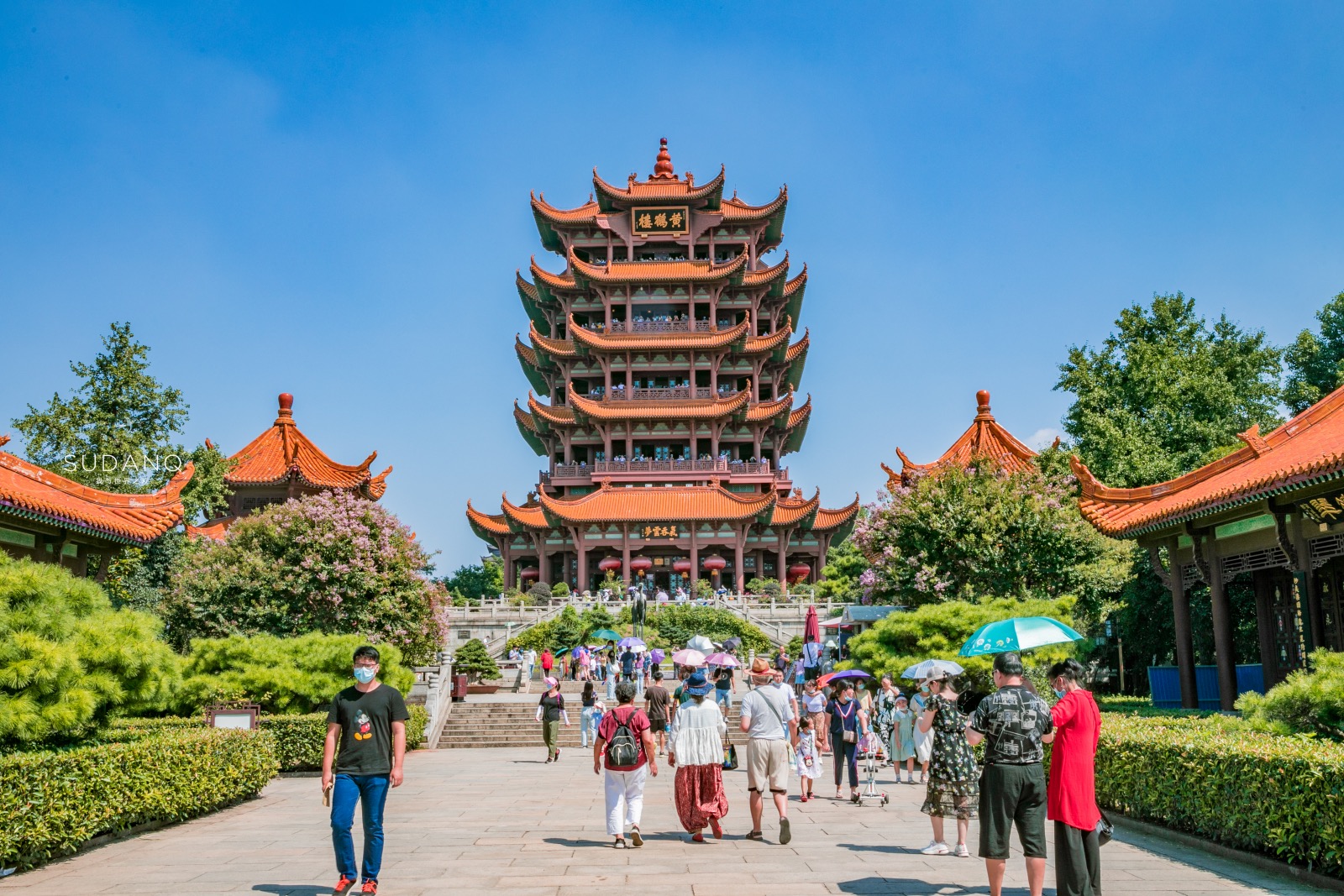 Sân lát đá rộng rãi dẫn vào Tháp chính Hoàng Hạc Lâu