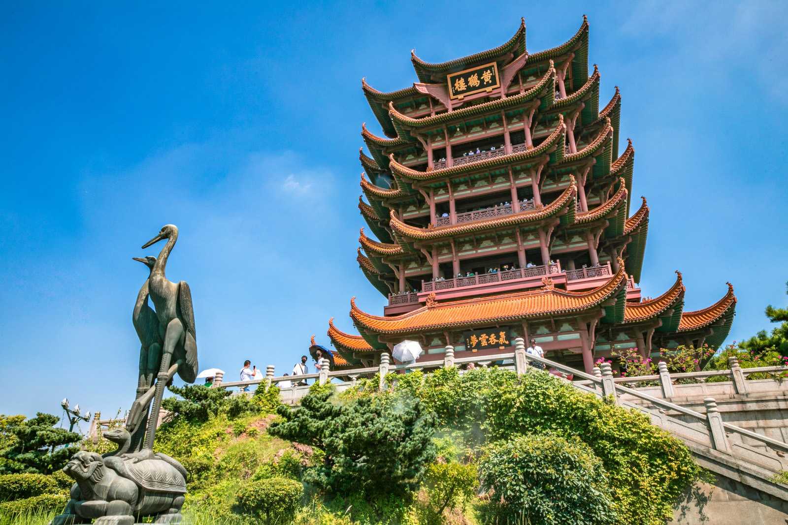 Tháp chính Hoàng Hạc Lâu cao vút trên nền trời Vũ Hán.
