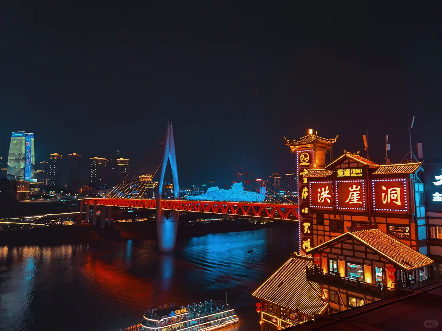 Du kh&aacute;ch check-in b&ecirc;n ngo&agrave;i Hồng Nhai Động với view cực kỳ nổi bật