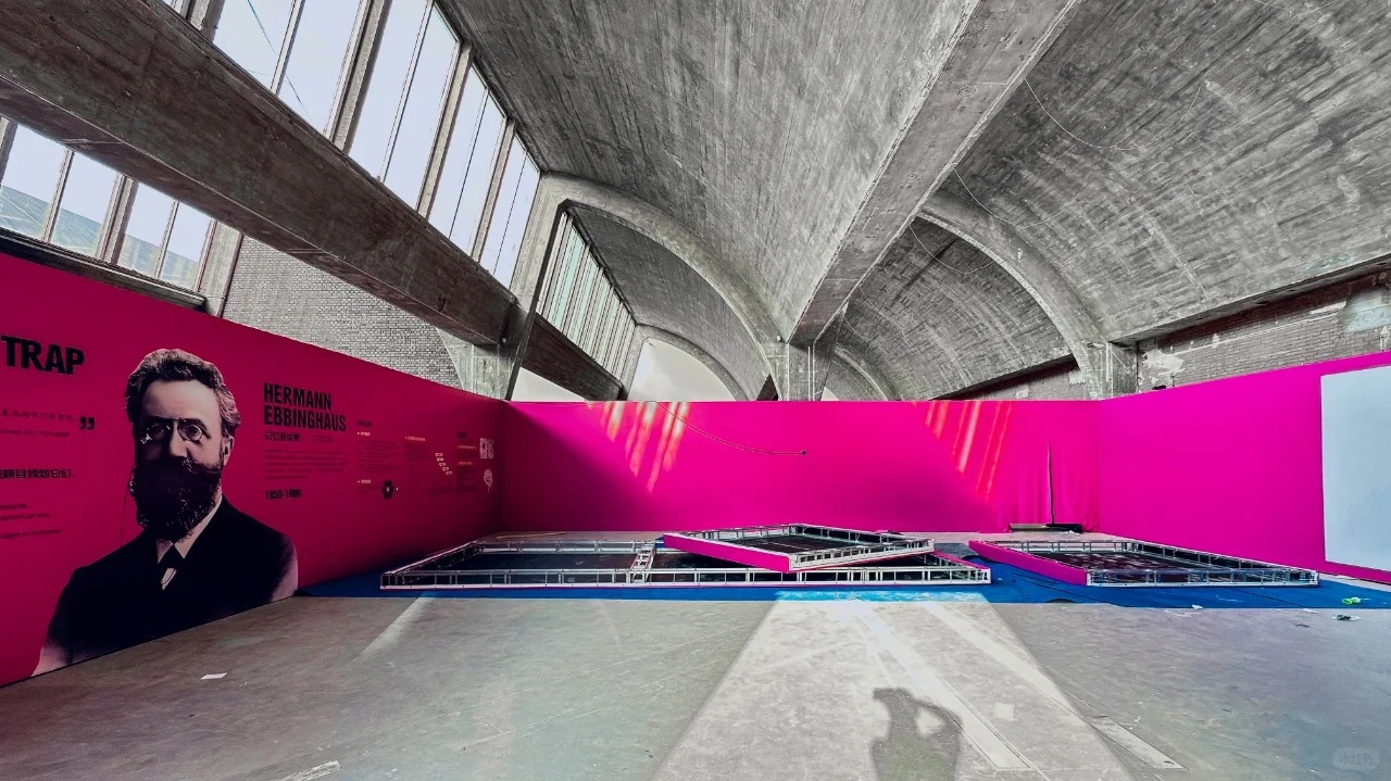 b&ecirc;n trong 798 Art Zone với kh&ocirc;ng gian nh&agrave; xưởng trưng b&agrave;y c&aacute;c t&aacute;c phẩm nghệ thuật