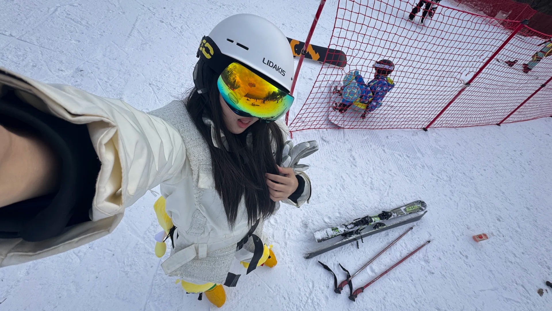 Du kh&aacute;ch tạo d&aacute;ng ngầu c&ugrave;ng v&aacute;n trượt snowboard tr&ecirc;n đỉnh dốc Hongsongwang Ski Resort