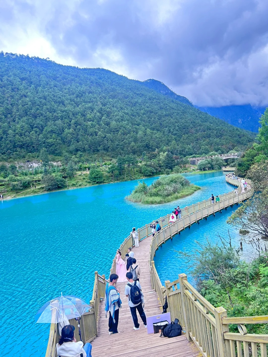 Cầu treo gỗ tại Lam Nguyệt Cốc bắc qua d&ograve;ng suối xanh, điểm check-in kh&ocirc;ng thể bỏ lỡ.