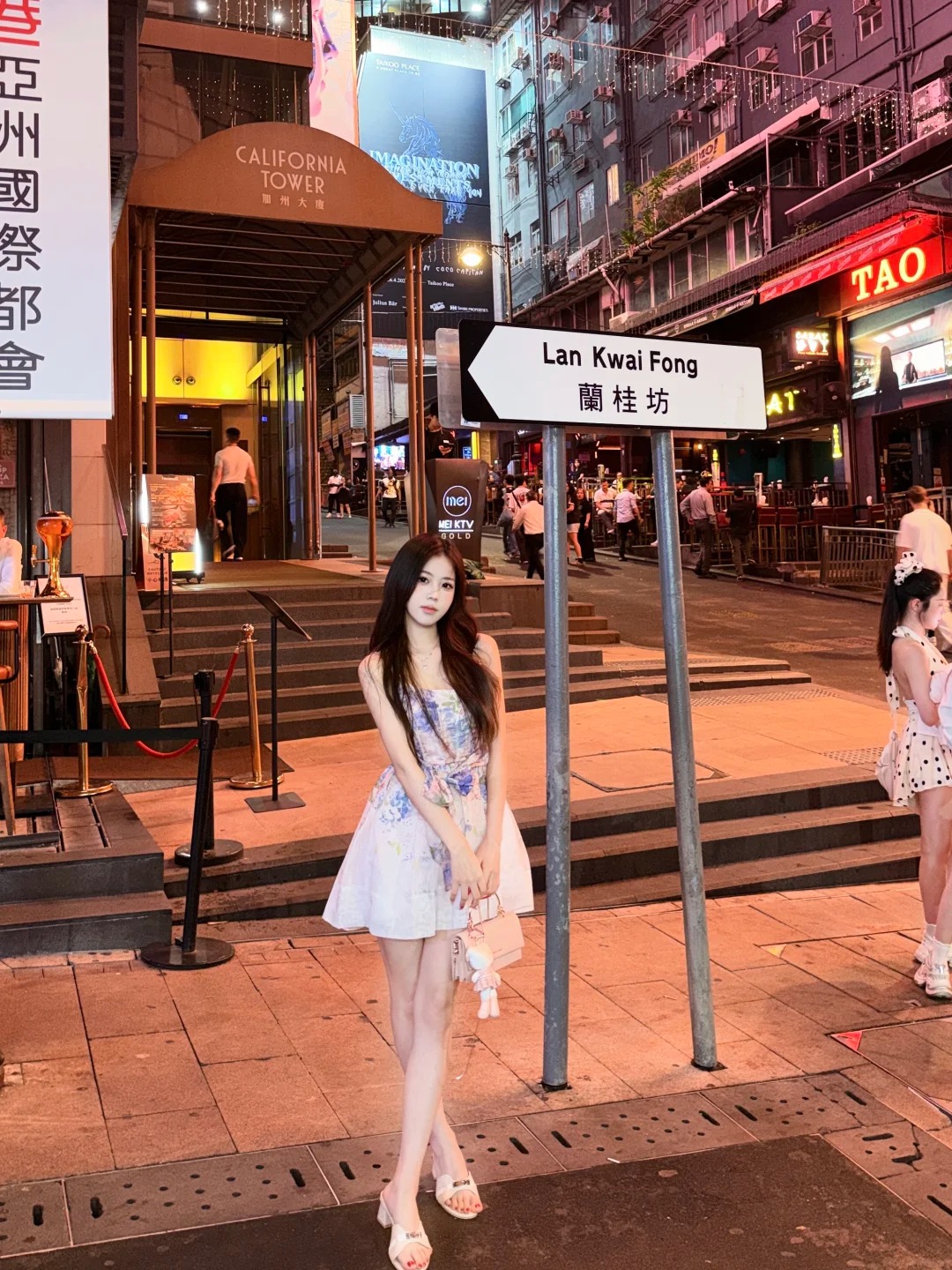 Bạn trẻ tạo dáng góc nghiêng điện ảnh trên bậc thang dốc đá dưới ánh đèn neon rực rỡ